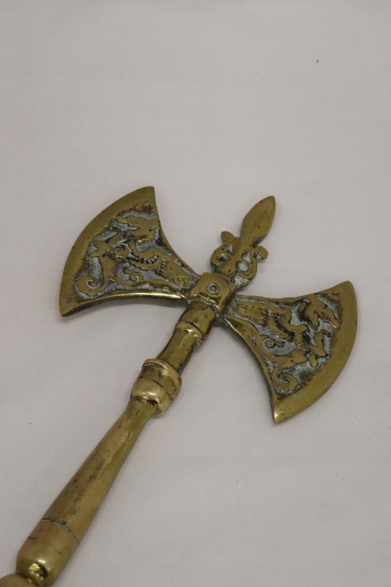 A DOUBLE HEADED AXE - Image 3 of 6