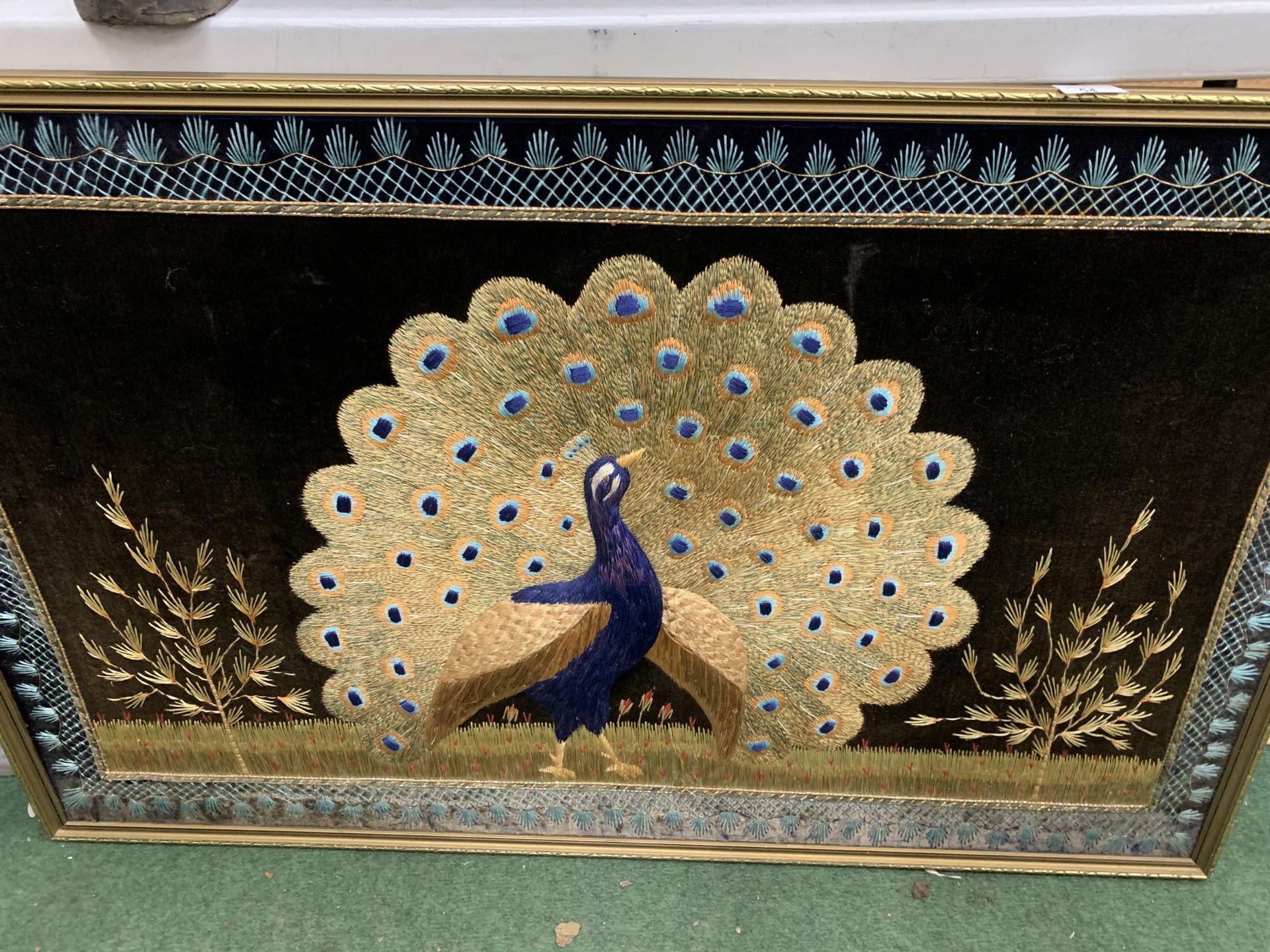 A LARGE GILT FRAMED EMBROIDERED COLLAGE OF A PEACOCK - Bild 2 aus 3