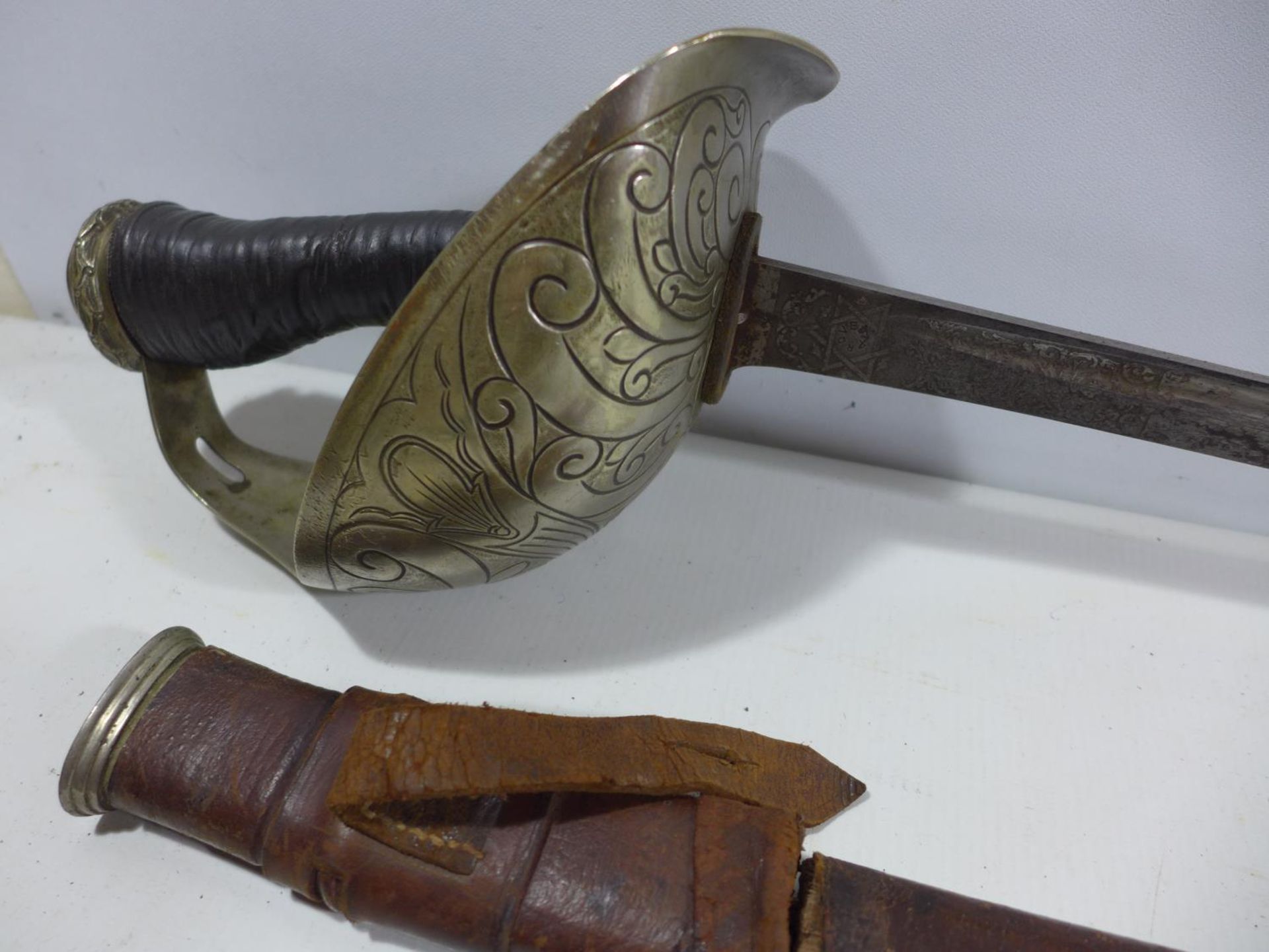 A GEORGE V 1912 PATTERN CAVALRY OFFICERS SWORD AND SCABBARD, 89CM BLADE WITH ACID ETCHED DECORATION, - Image 2 of 9