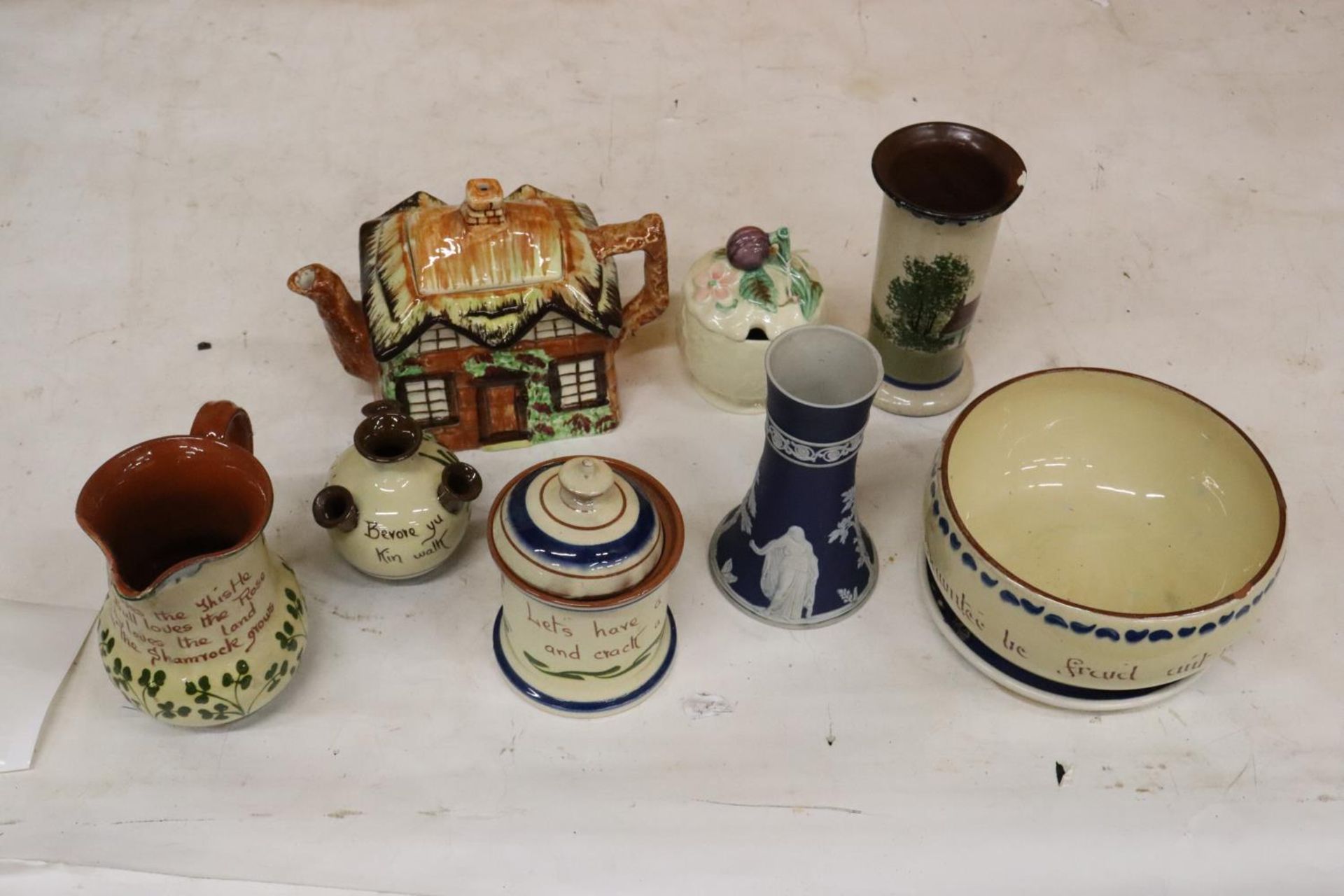 A QUANTITY OF POTTERY TO INCLUDE MOTTO WARE, ETC