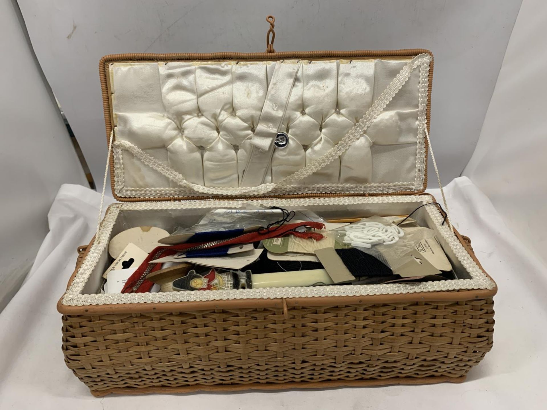 A VINTAGE SEWING BASKET WITH CONTENTS - Image 2 of 4