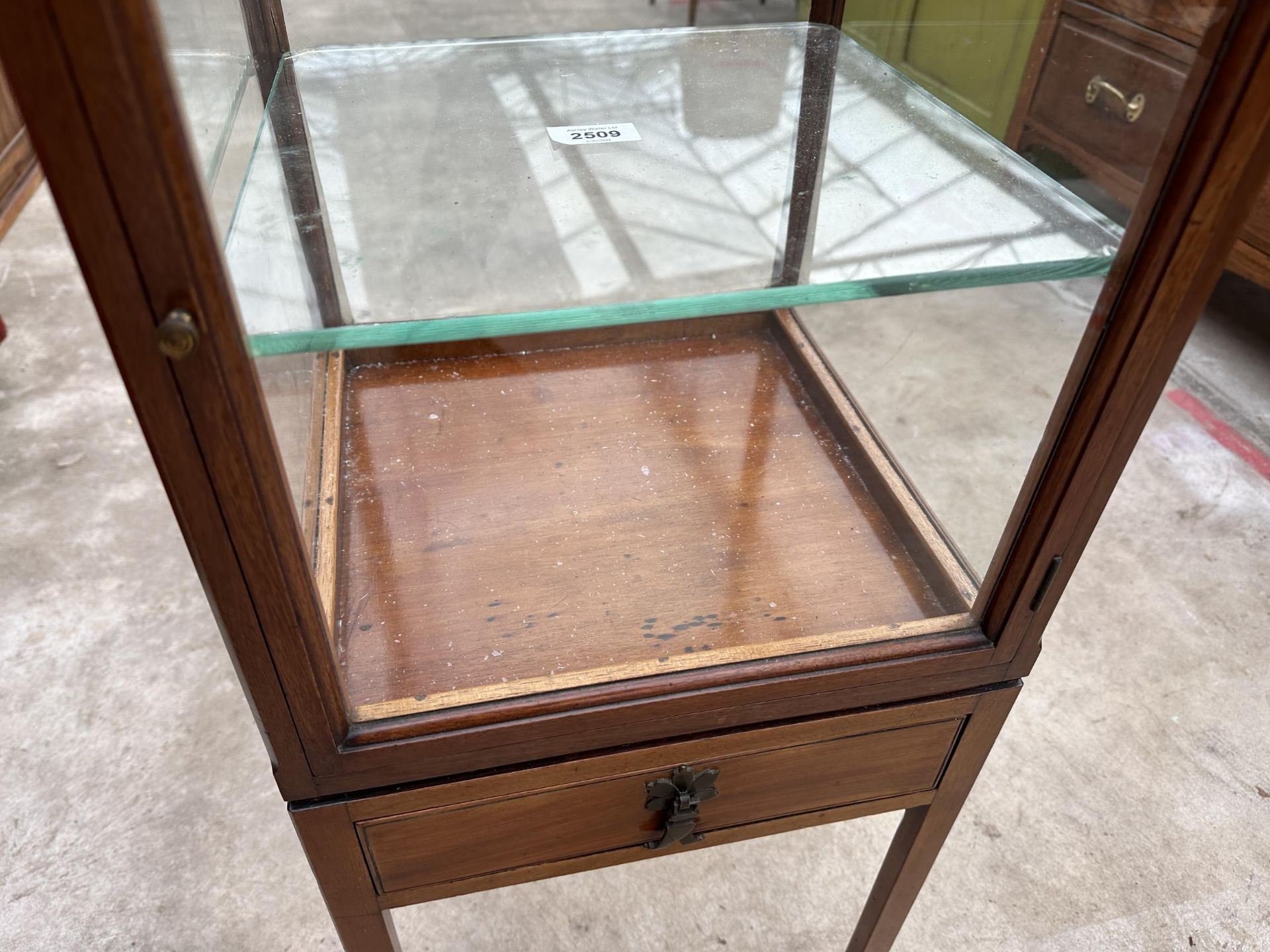 AN EDWARDIAN MAHOGANY BIJOUTERIE CABINET WITH SINGLE DRAWER - 14"SQUARE - Image 3 of 4