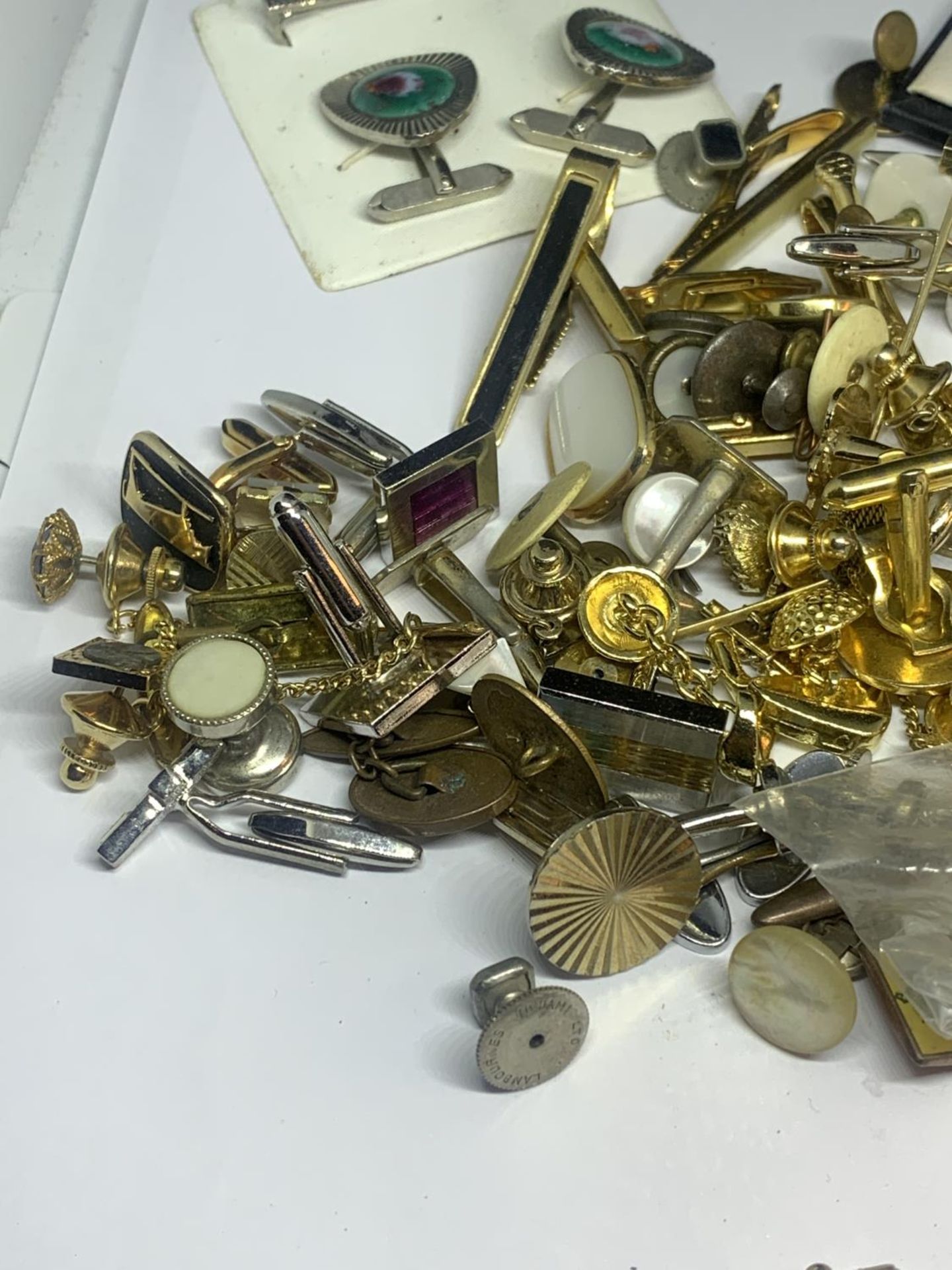 A LARGE QUANTIY OF CUFFLINKS AND TIE PINS - Bild 7 aus 7