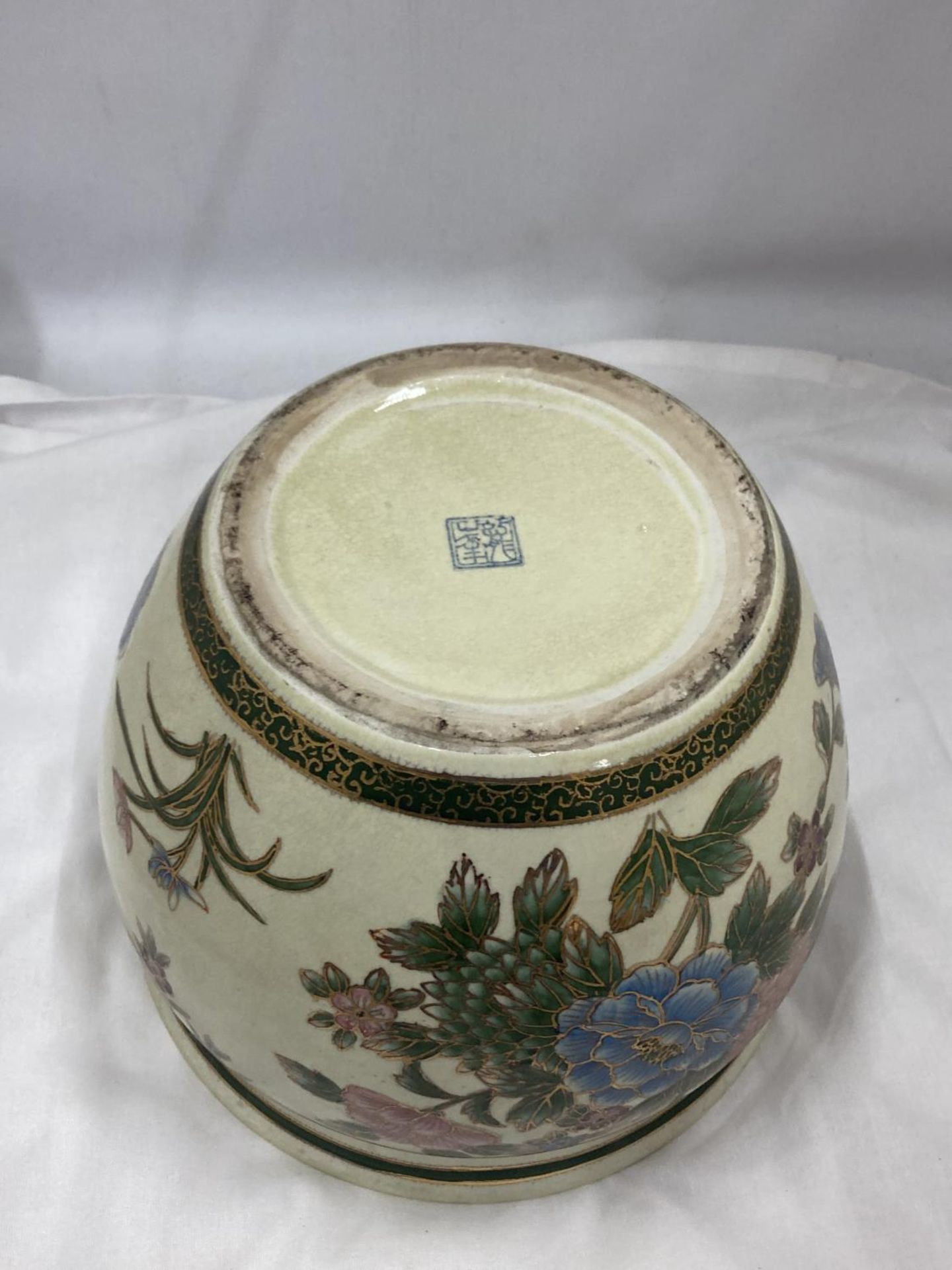 AN ORIENTAL PLANTER WITH FLOWER AND FISH DECORATION - Image 4 of 5