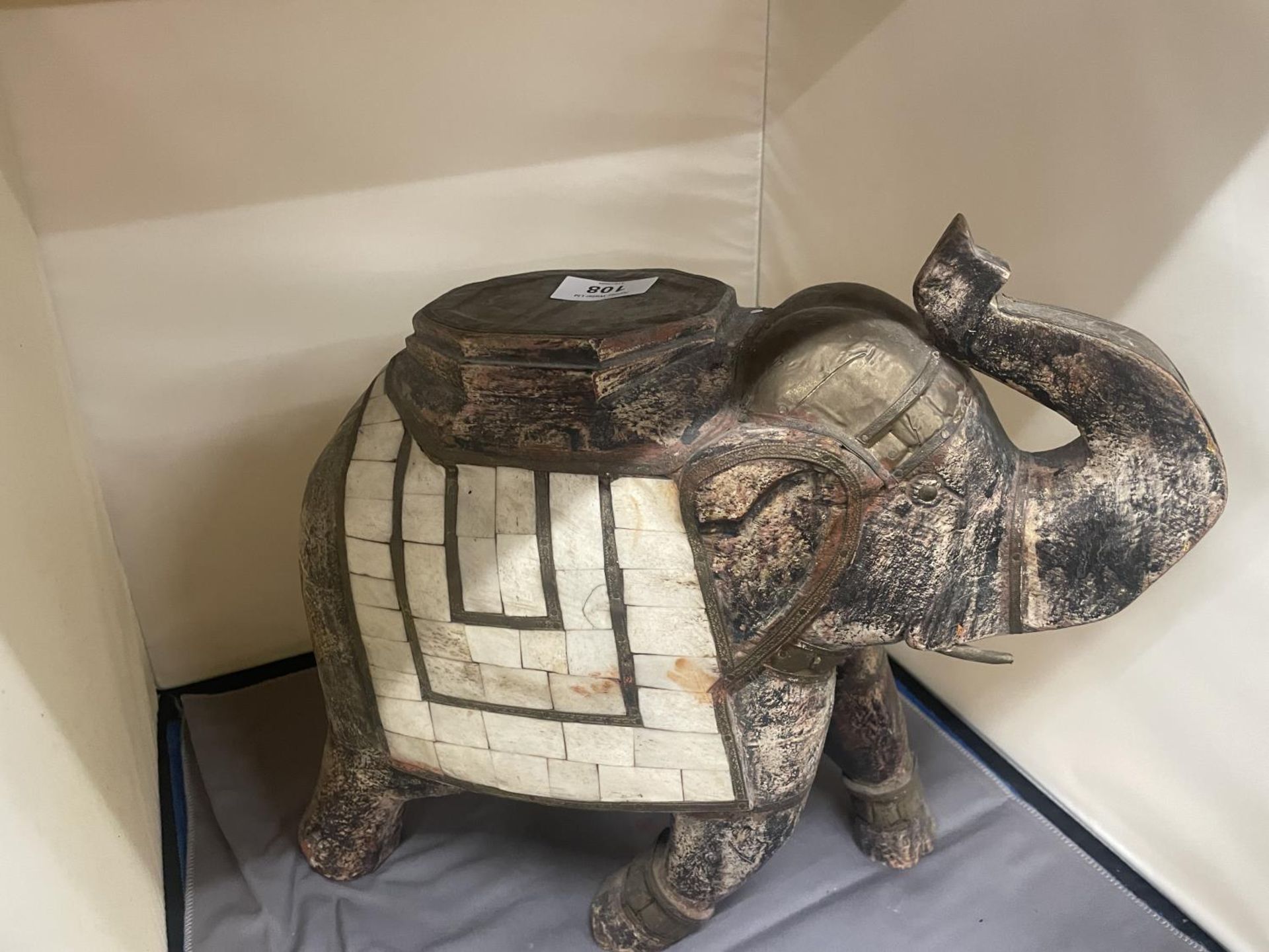 A LARGE WOODEN ELEPHANT WITH INLAY, HEIGHT 27CM, LENGTH 33CM - Bild 3 aus 4