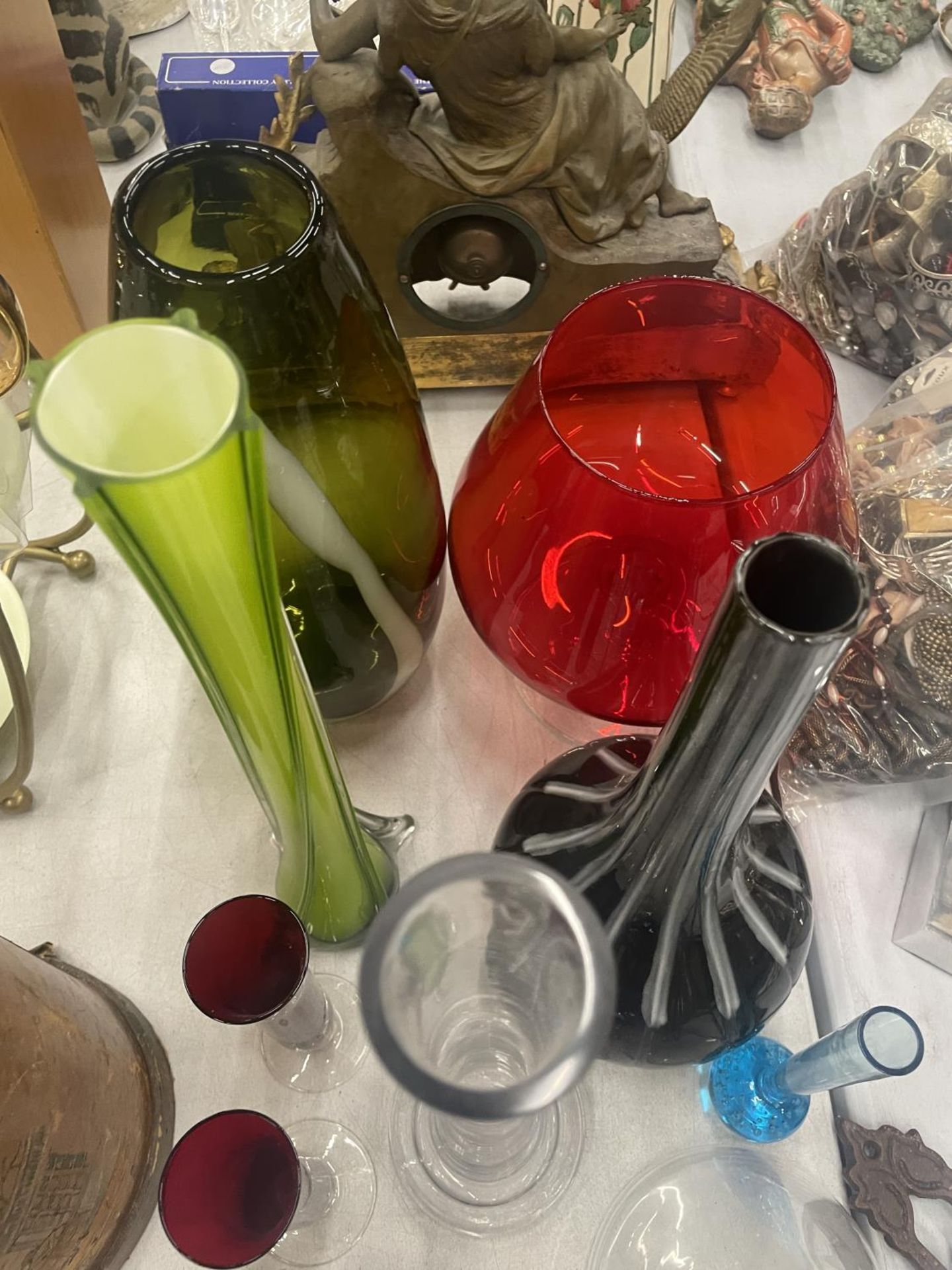 A LARGE QUANTITY OF GLASSWARE TO INCLUDE ART GLASS VASES, BOWLS, ETC - Image 4 of 4