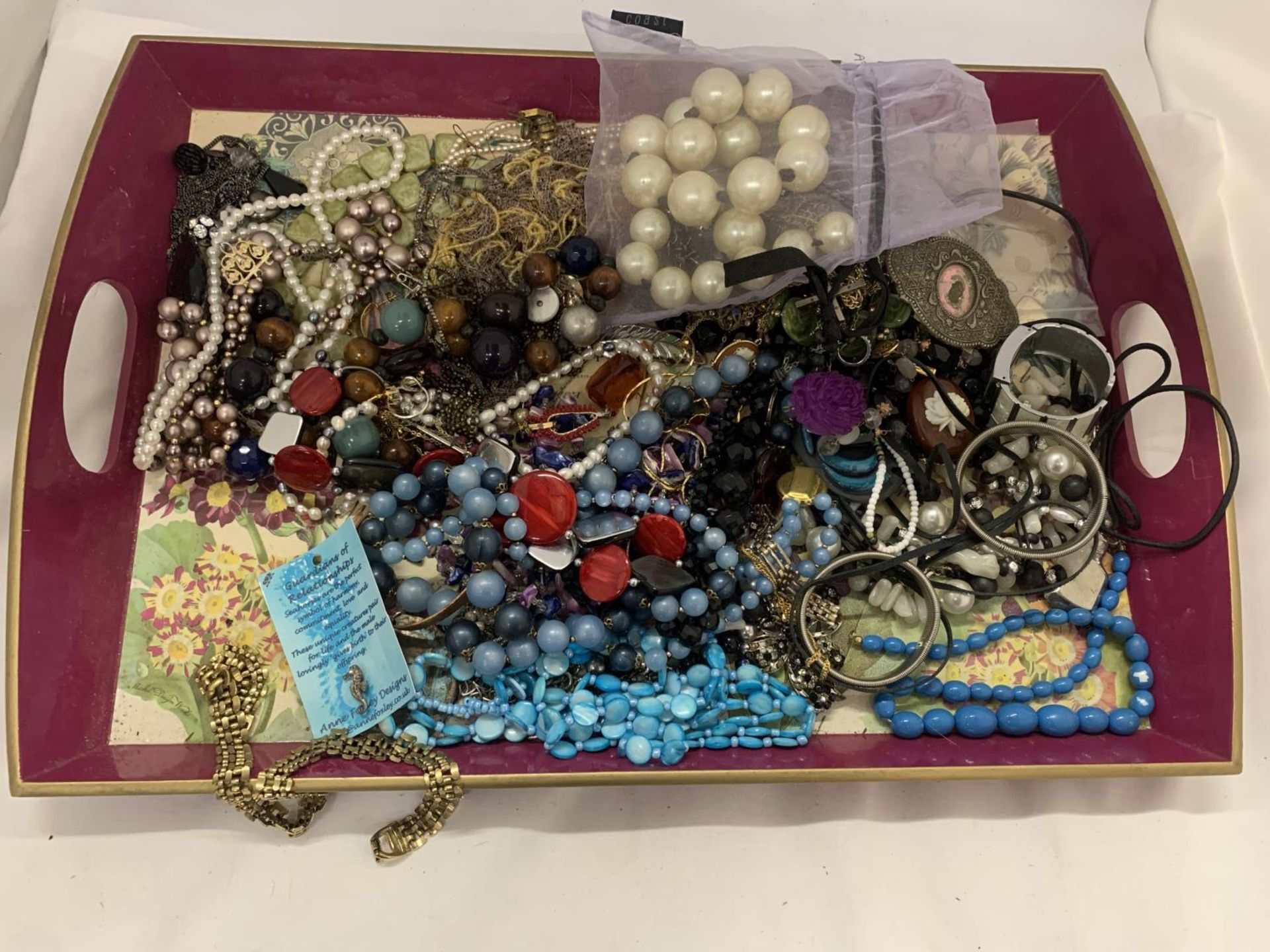 A QUANTITY OF COSTUME JEWELLERY TO INCLUDE NECKLACES, BRACELETS, EARRINGS, ETC ON A VINTAGE TRAY