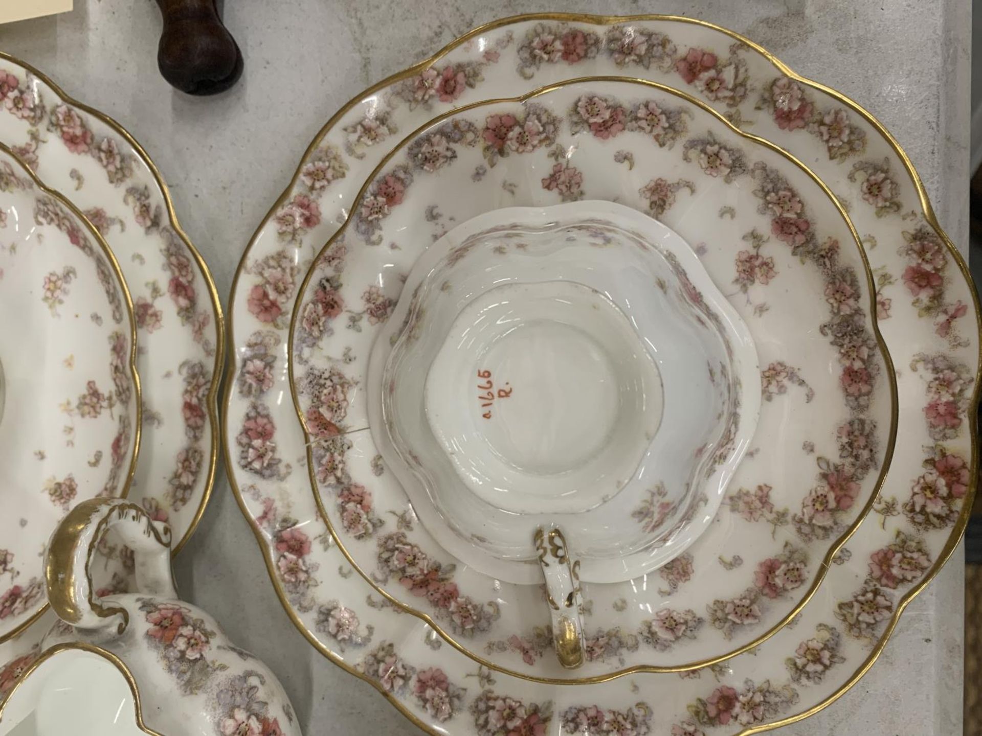 A VINTAGE CHINA PART TEASET WITH FLUTED EDGES AND A FLORAL PATTERN TO INCLUDE A SUGAR BOWL, CREAM - Bild 3 aus 3