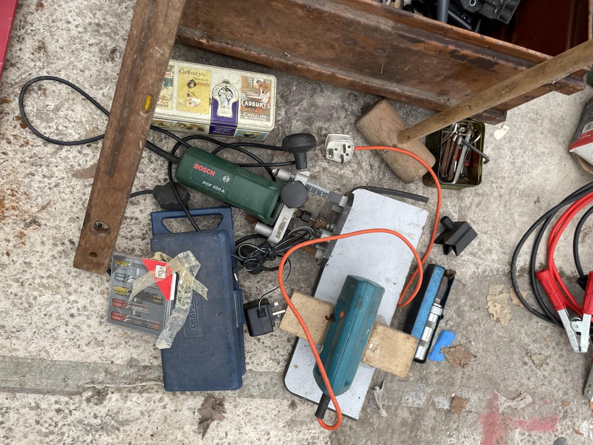 A VINTAGE TRAVEL TRUNK WITH AN ASSORTMENT OF TOOLS TO INCLUDE A BOSCH ROUTER, ALAN KEYS AND DRILL - Image 2 of 3