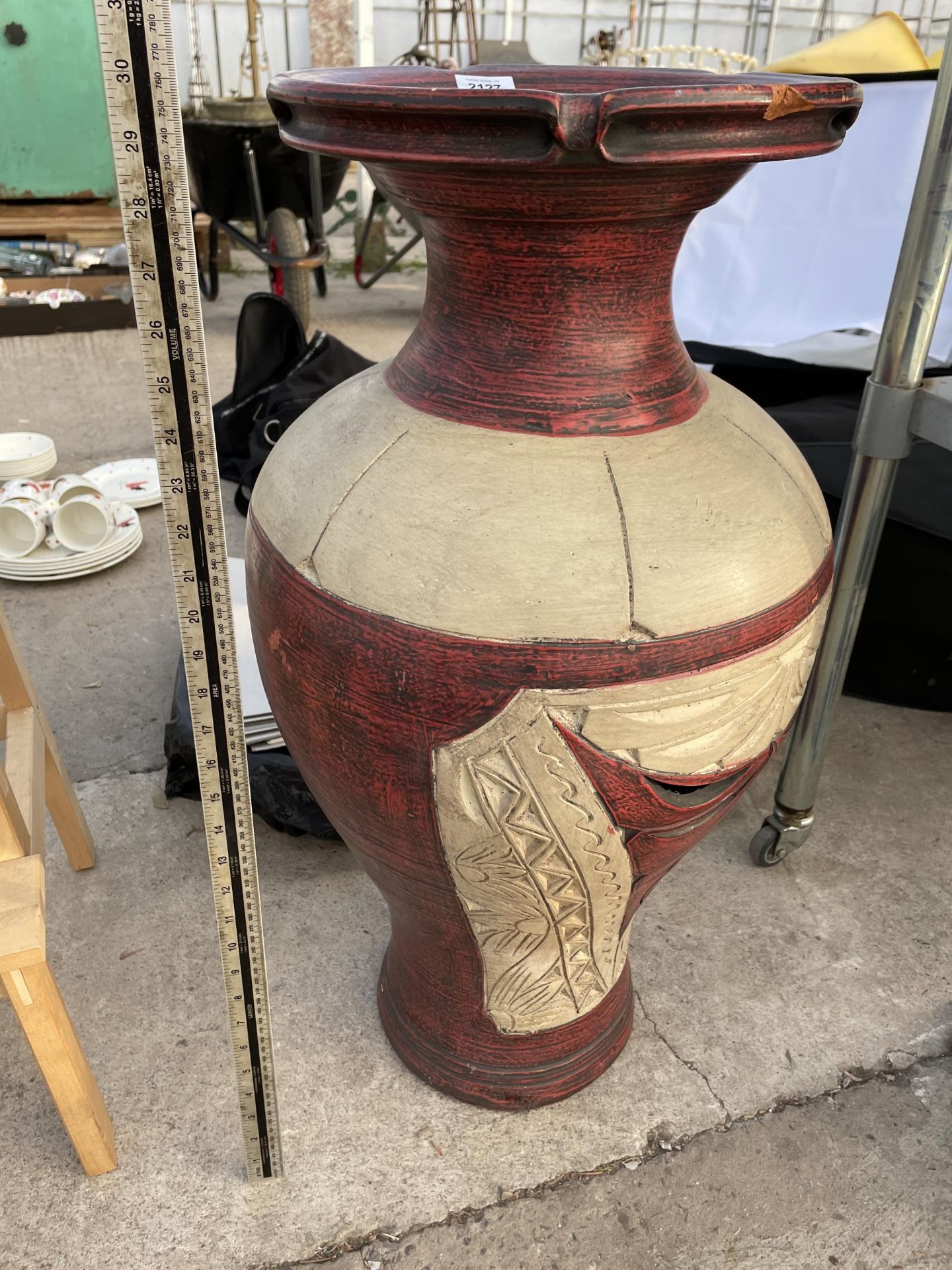 A LARGE HAND PAINTED TERRACOTTA VASE, HEIGHT 77CM