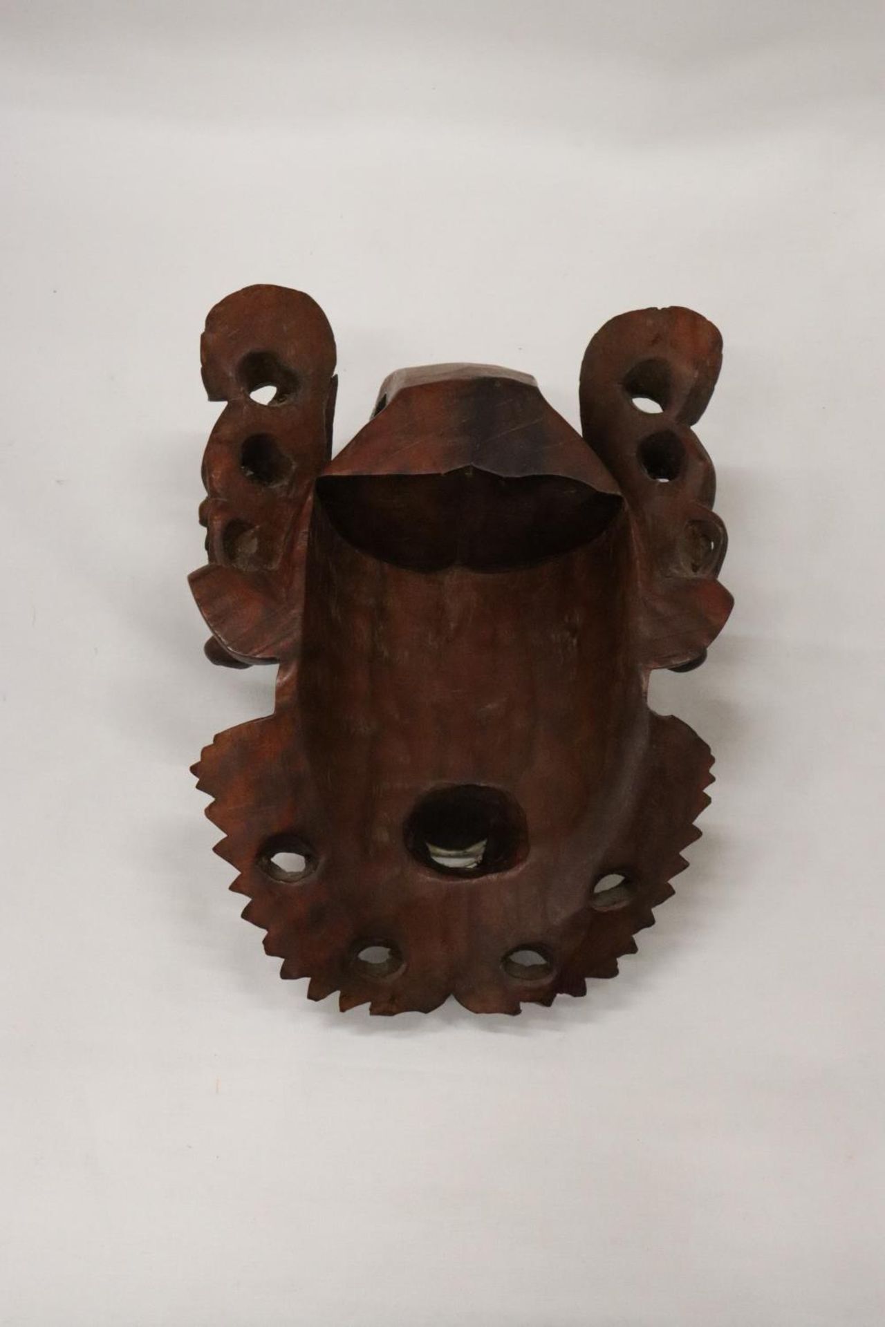 AN ASIAN STYLE CARVED WOODEN MASK - Image 6 of 6