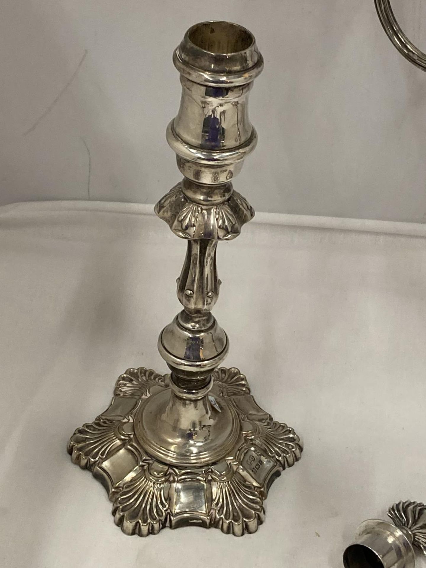 A PAIR OF HALLMARKED BIRMINGHAM SILVER CANDLESTICKS, MAKER HOCKLEY, GROSS WEIGHT 2914 GRAMS ( - Image 4 of 7