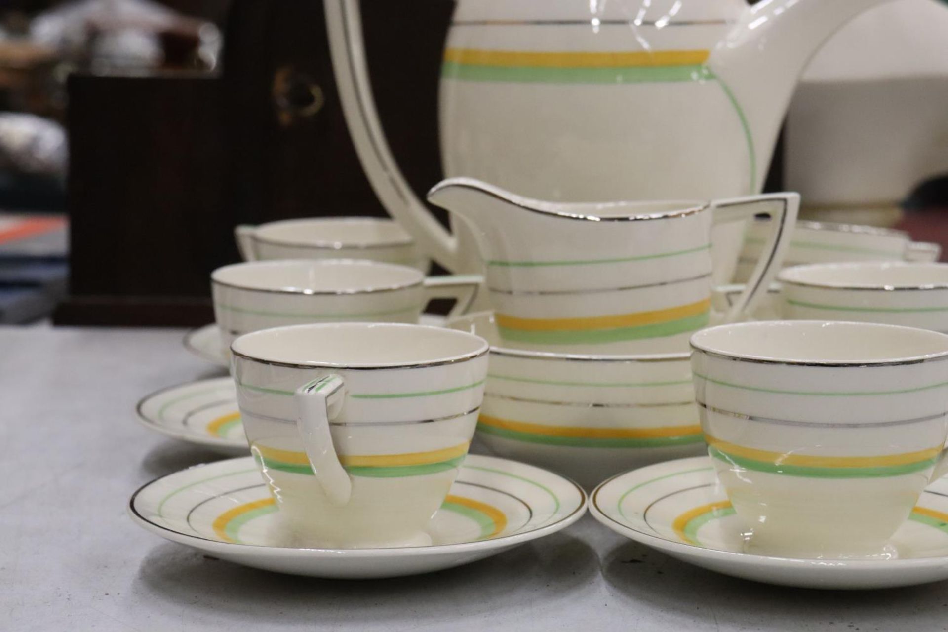 A WEDGWOOD ART DECO COFFEE SET TO INCLUDE A COFFEE POT, CREAM JUG, SUGAR BOWL, CUPS AND SAUCERS - 15 - Image 3 of 4