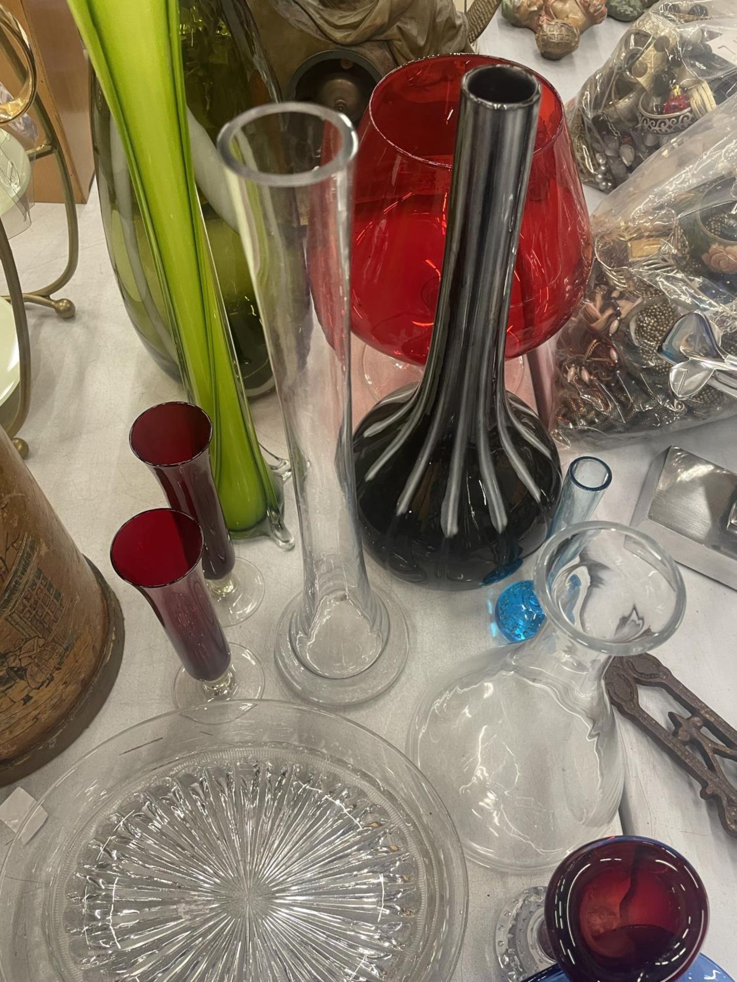 A LARGE QUANTITY OF GLASSWARE TO INCLUDE ART GLASS VASES, BOWLS, ETC - Image 3 of 4