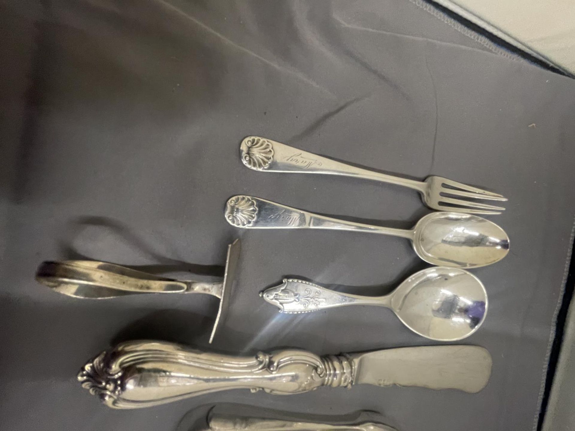 EIGHT VARIOUS MARKED SILVER ITEMS TO INCLUDES SPOONS, NIPS, FORKS ETC GROSS WEIGHT 167 GRAMS - Image 3 of 10