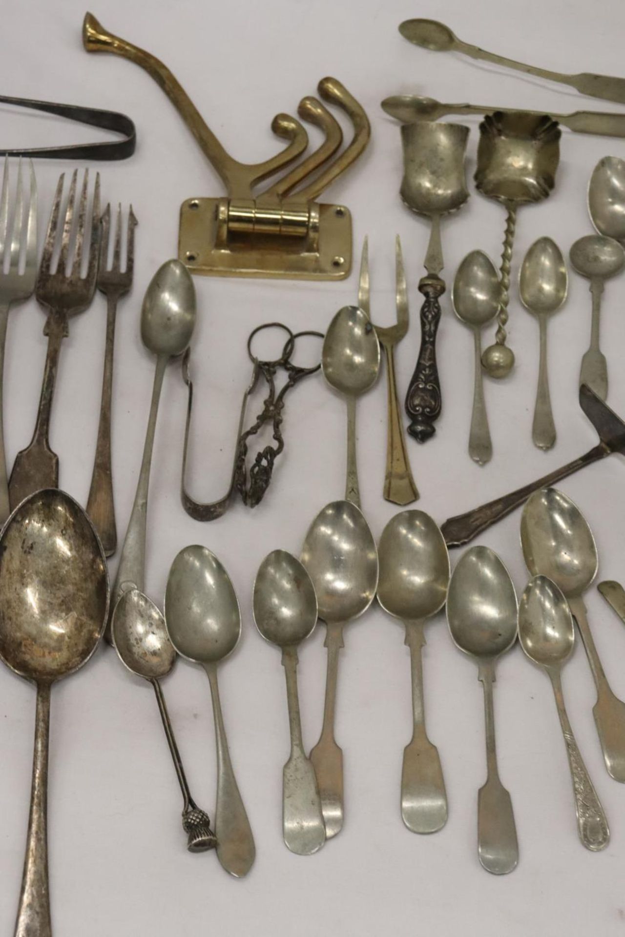 A QUANTITY OF VINTAGE FLATWARE TO INCLUDE A HALLMARKED 'THISTLE' SILVER TEASPOON AND AN OXO SPOON - Image 4 of 7