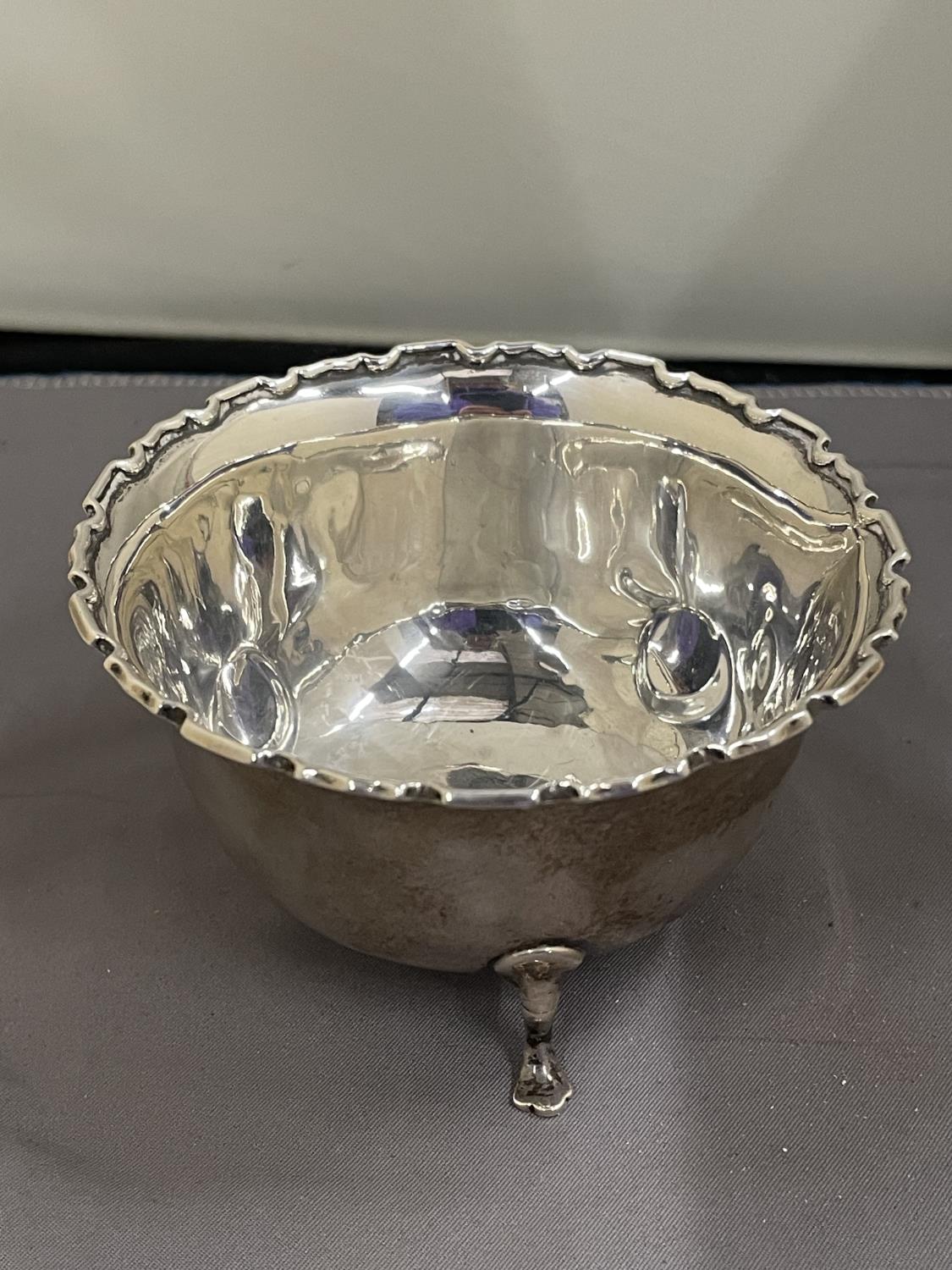 A HALLMARKED BIRMINGHAM SILVER THREE FOOTED DISH GROSS WEIGHT 60.6 GRAMS - Image 3 of 8
