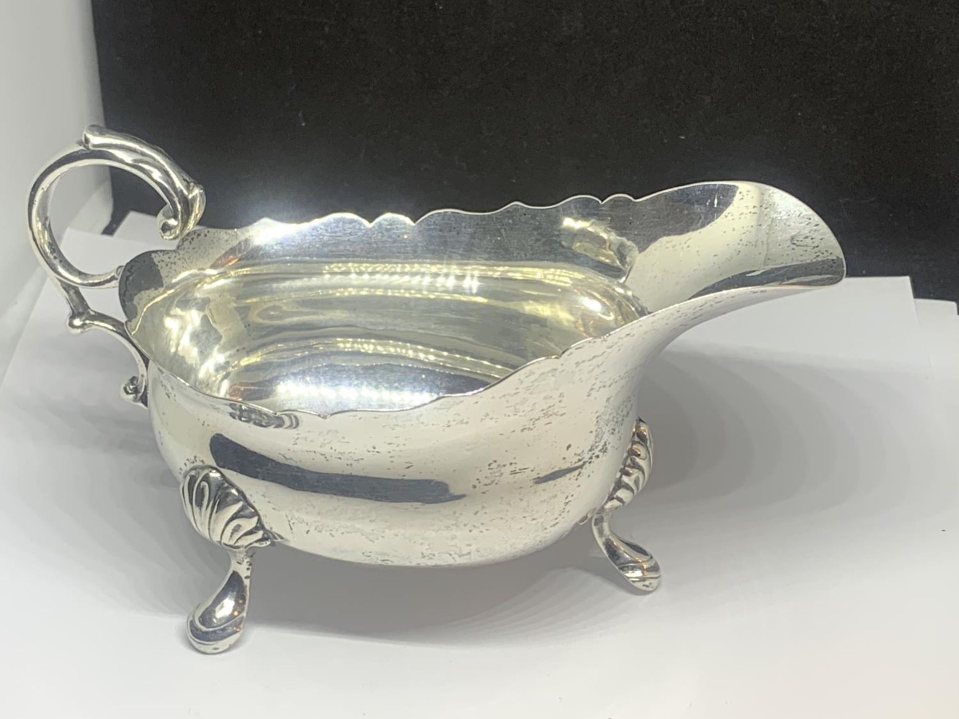 A HALLMARKED LONDON SILVER THREE LEGGED JUG - Image 2 of 5