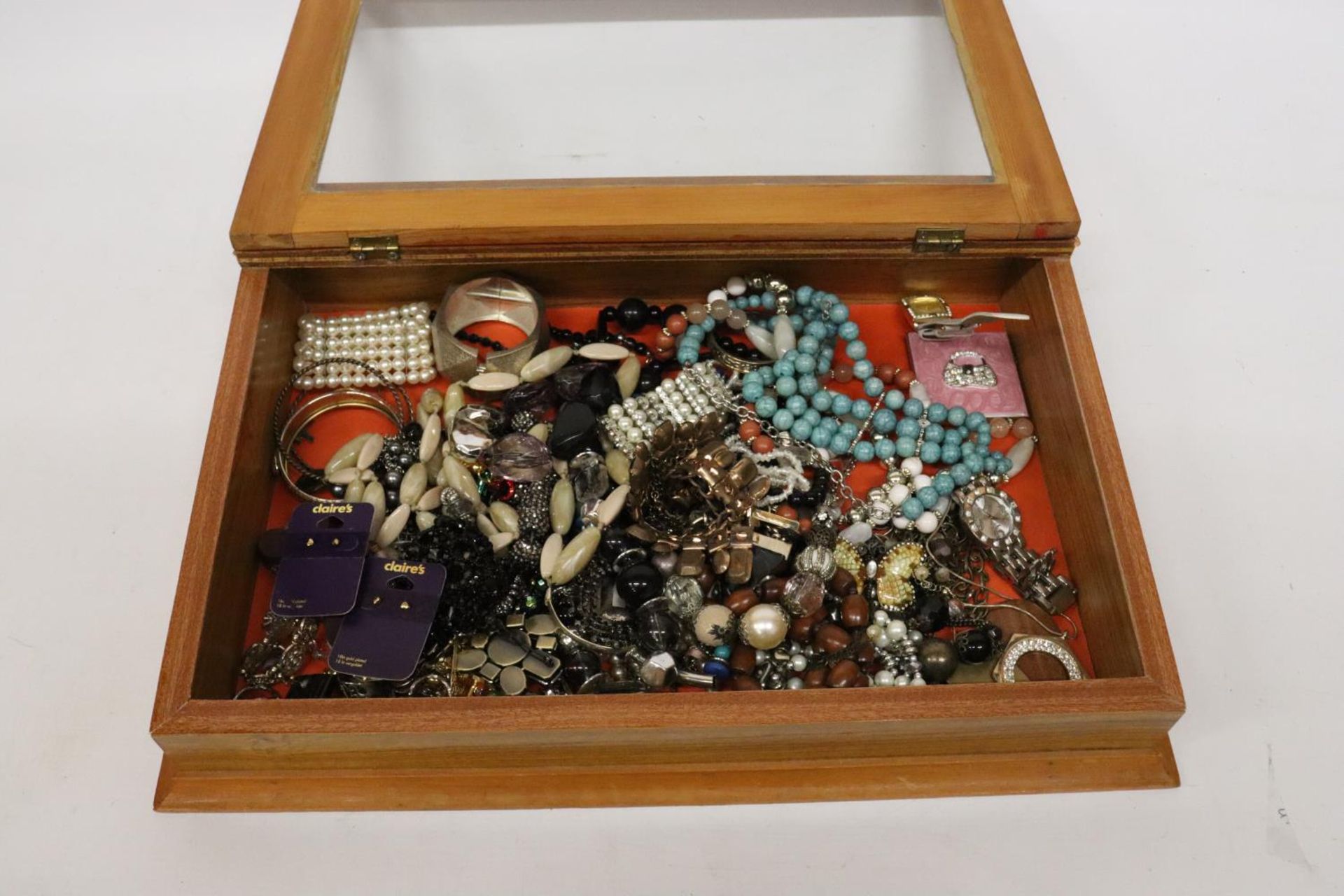A QUANTITY OF COSTUME JEWELLERY IN A GLASS TOPPED DISPLAY CASE - Image 6 of 6