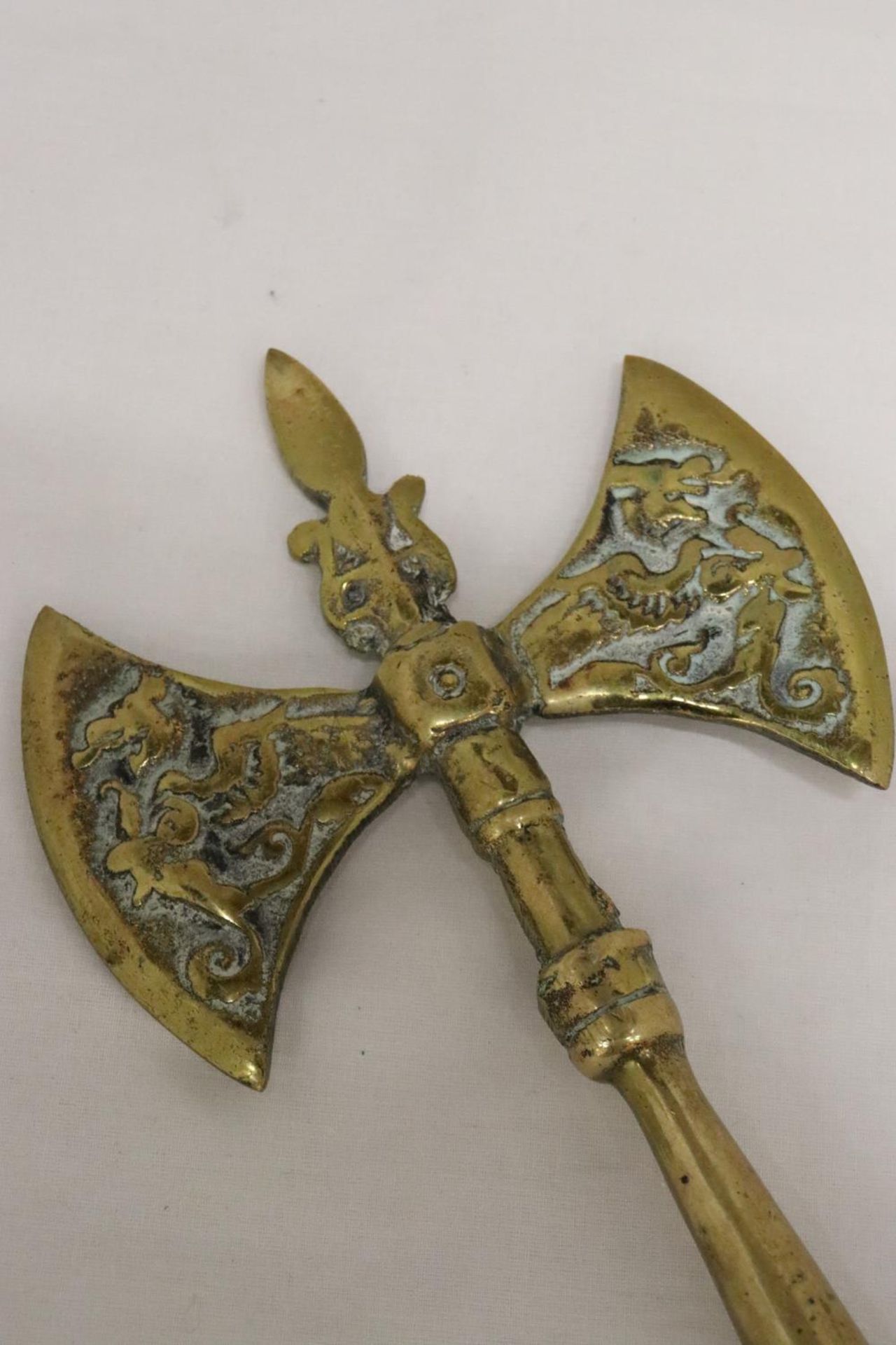 A DOUBLE HEADED AXE - Image 6 of 6