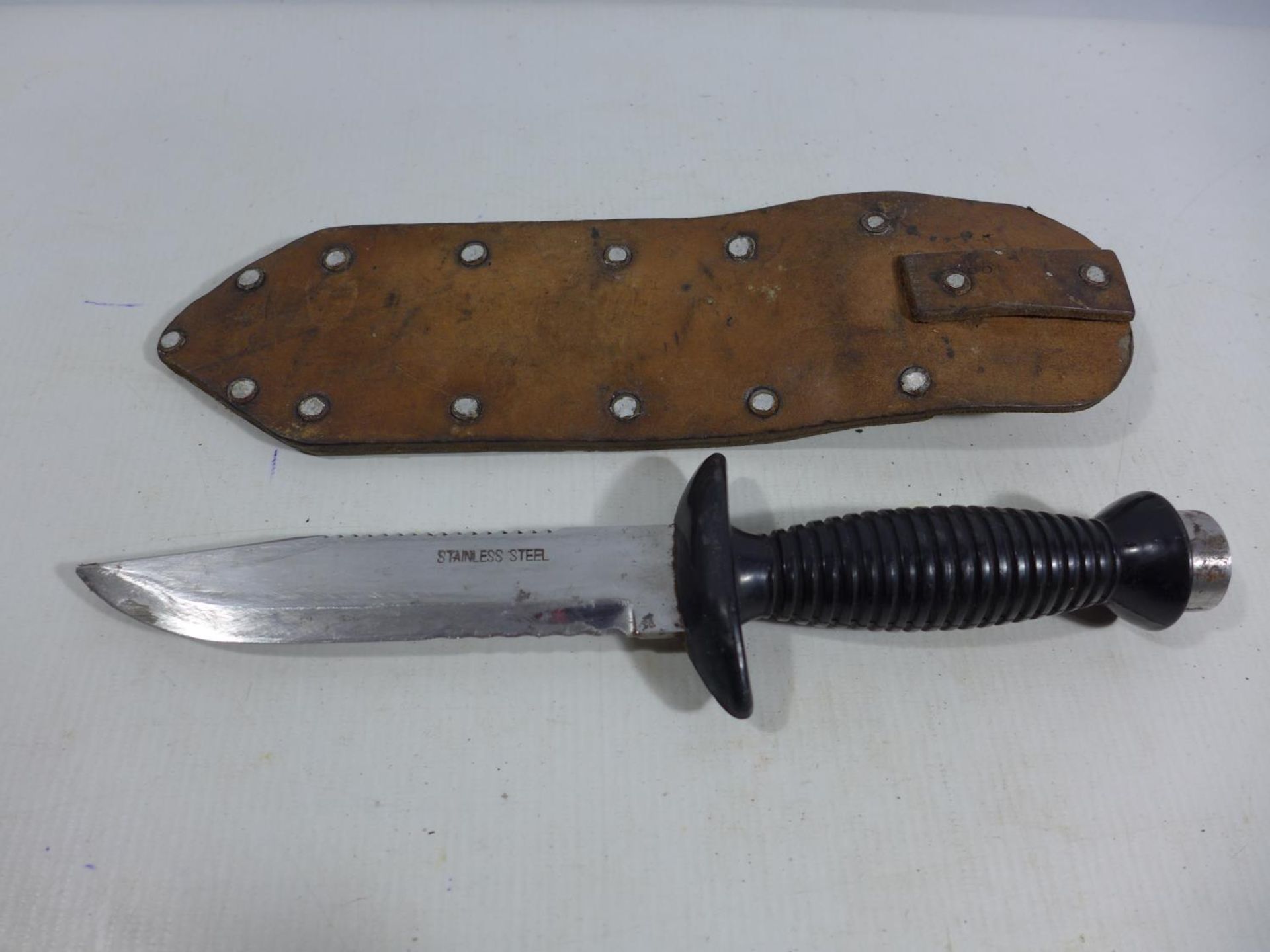 A DIVERS KNIFE AND SCABBARD, 15CM BLADE - Image 2 of 3