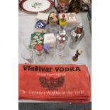 A COLLECTION OF ITEMS TO INCLUDE A STAINLESS STEEL AND GLASS COCKTAIL SHAKERS, BAR TOWELS, BRANDED