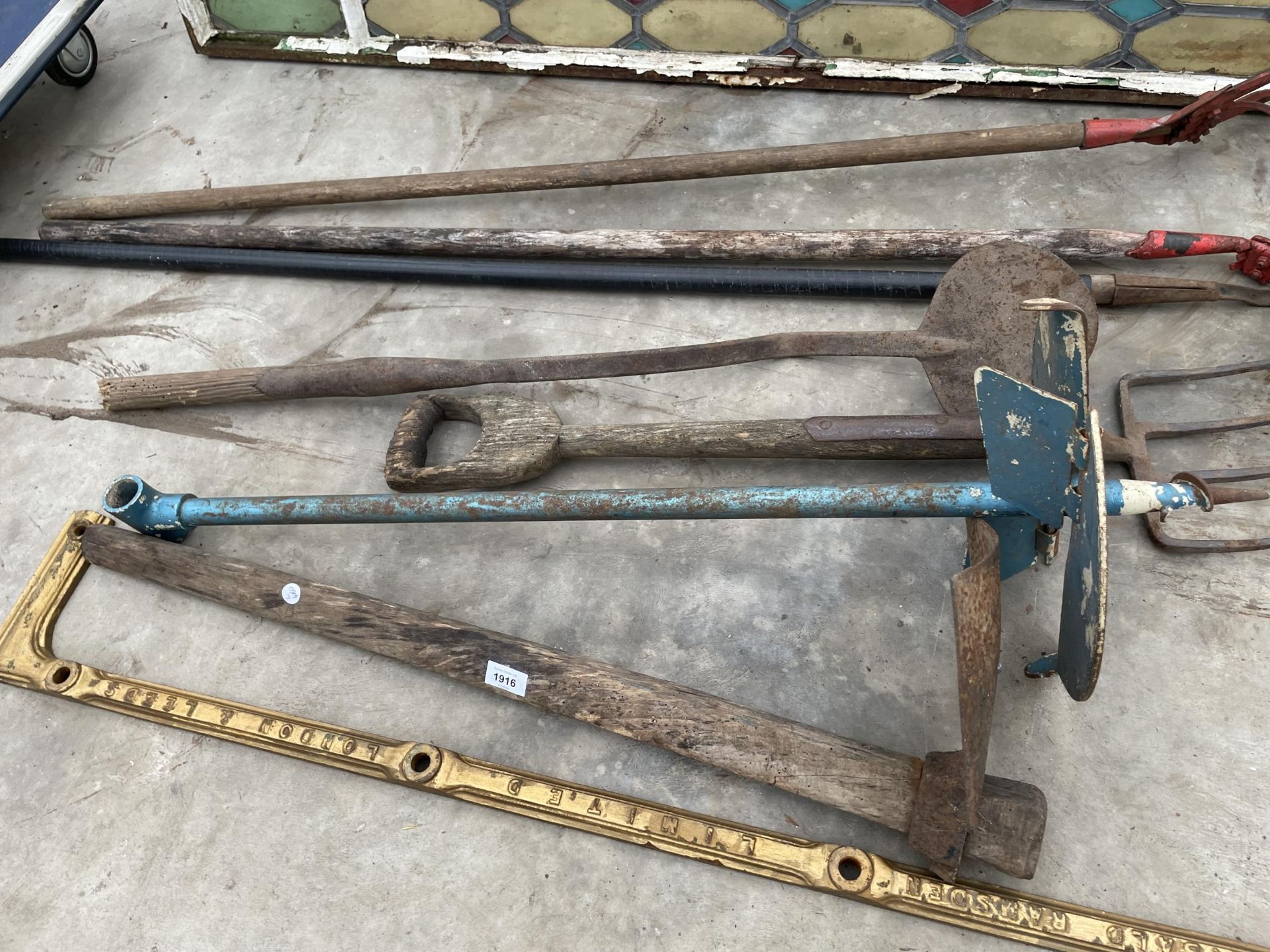 AN ASSORTMENT OF VINTAGE TOOLS TO INCLUDE HOES, A FORK AND A PEAT SPADE ETC - Image 2 of 3