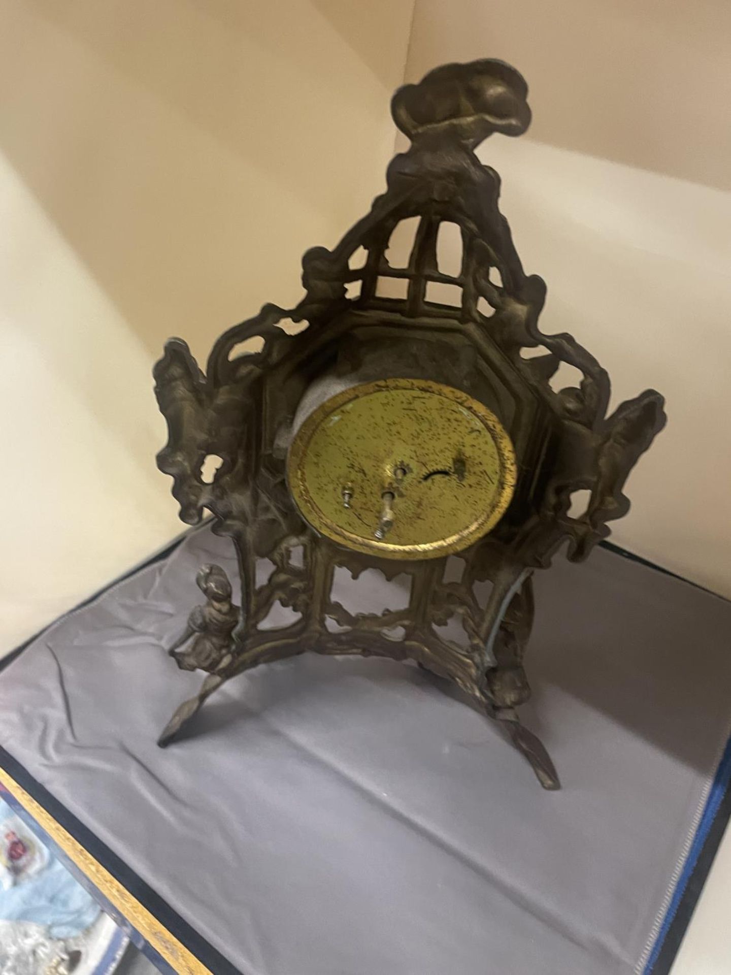 AN ORNATE VINTAGE BRASS STAND UP CLOCK, HEIGHT 36CM - Image 4 of 4