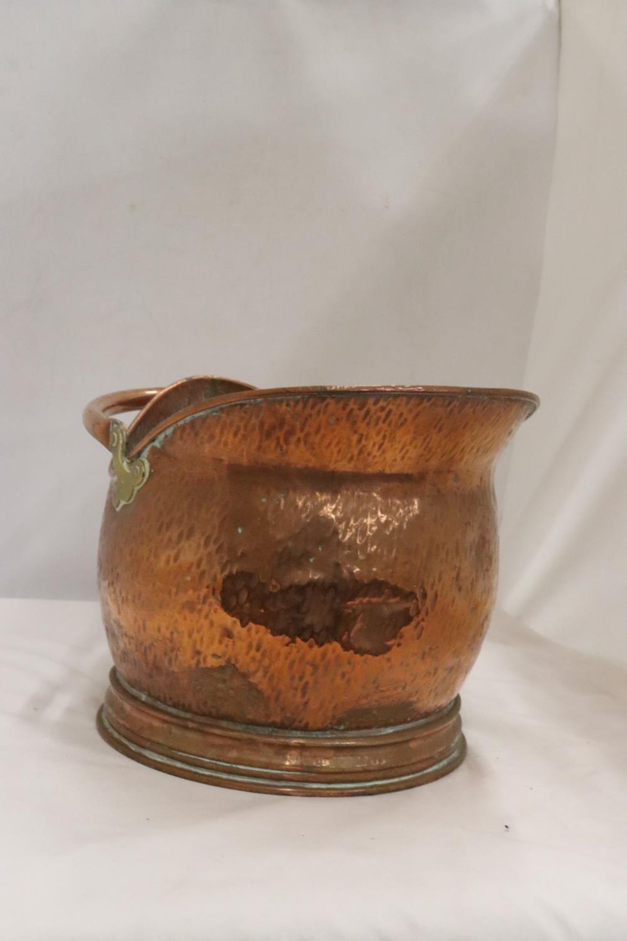 A VINTAGE HAMMERED COPPER COAL SCUTTLE - Image 3 of 4