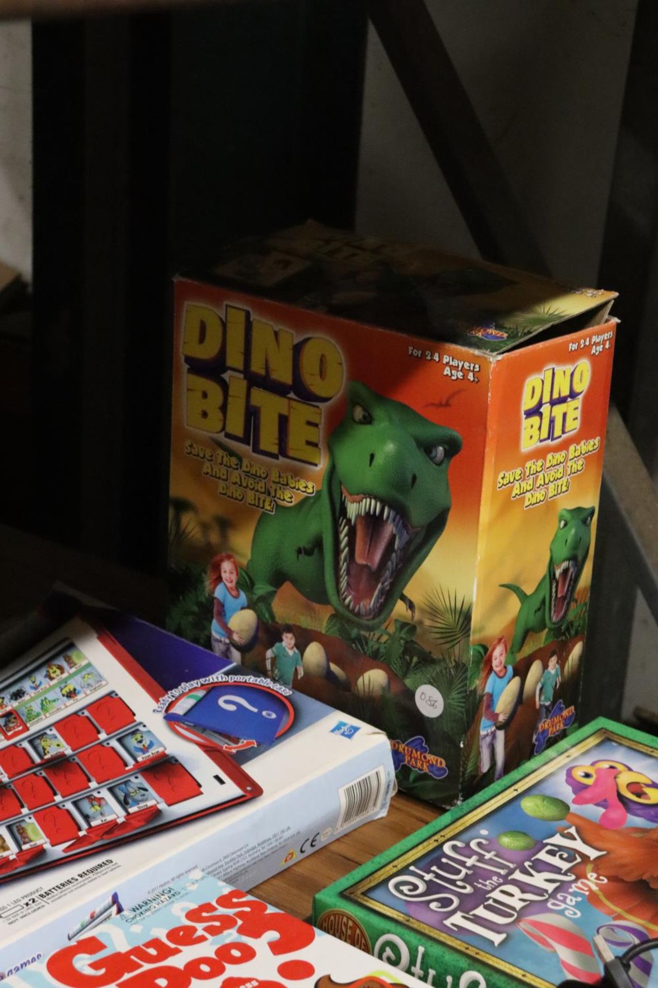A QUANTITY OF BOARD GAMES, ETC TO INCLUDE GUESS WHO, DINO BITE, GADGET SHOP SCIENCE PENALTY SHOOT - Image 3 of 6