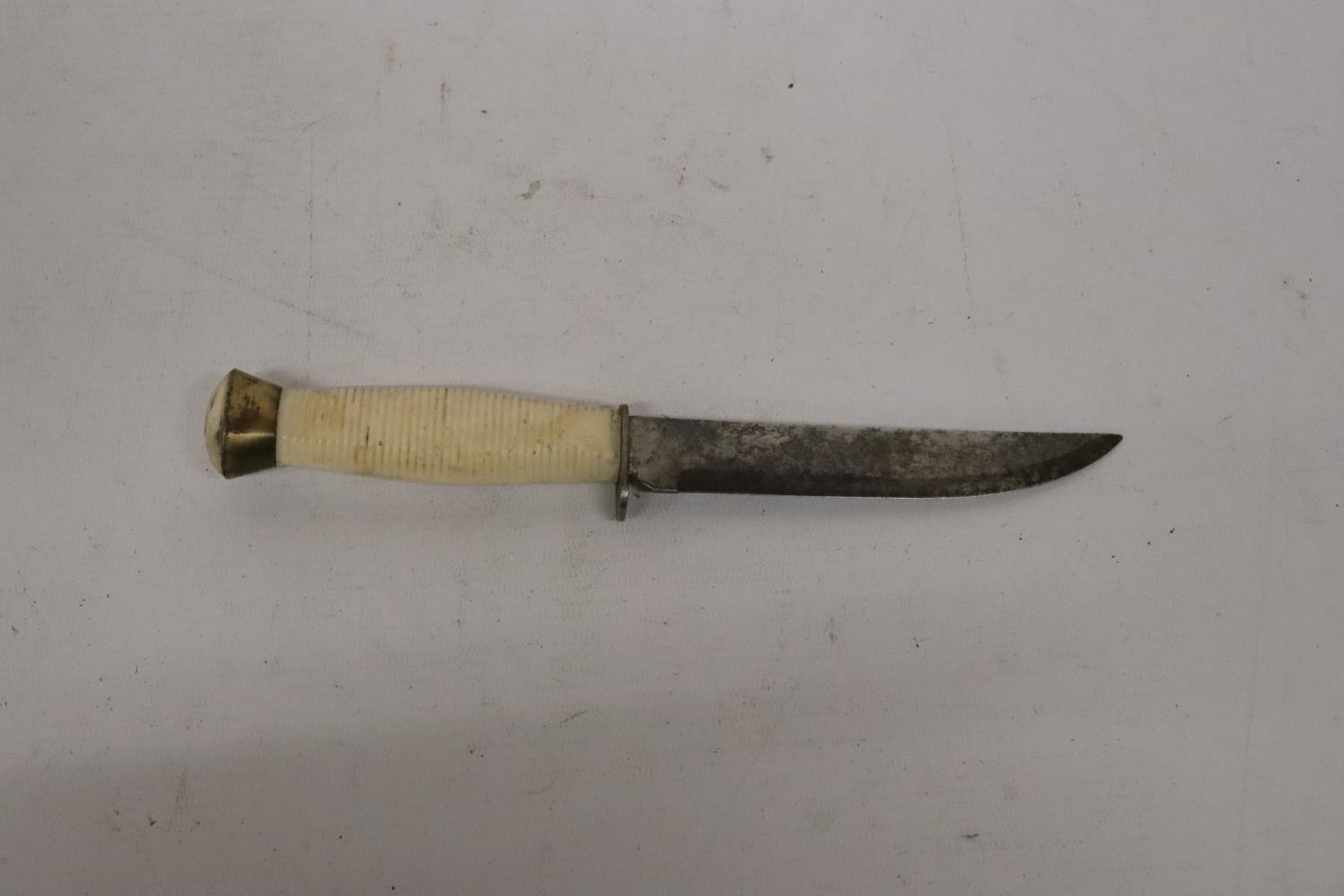 A HUNTING KNIFE AND SCABBARD, 12CM BLADE, LENGTH 24CM - Image 3 of 4