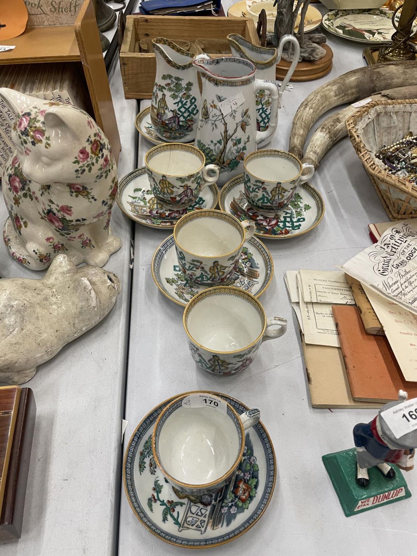 A QUANTITY OF ORIENTAL CUPS AND SAUCERS, JUGS AND PLATES