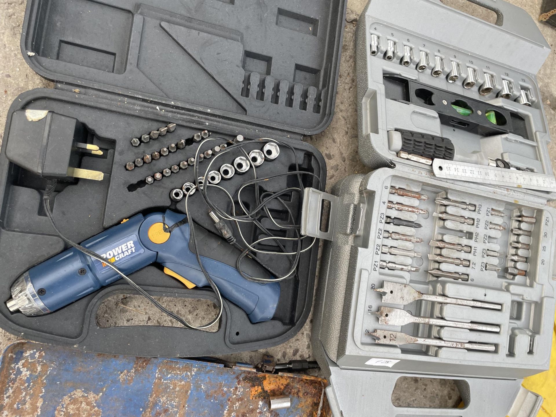 AN ASSORTMENT OF TOOLS TO INCLUDE SOCKET SETS AND DRILL BIT SETS ETC - Bild 3 aus 3