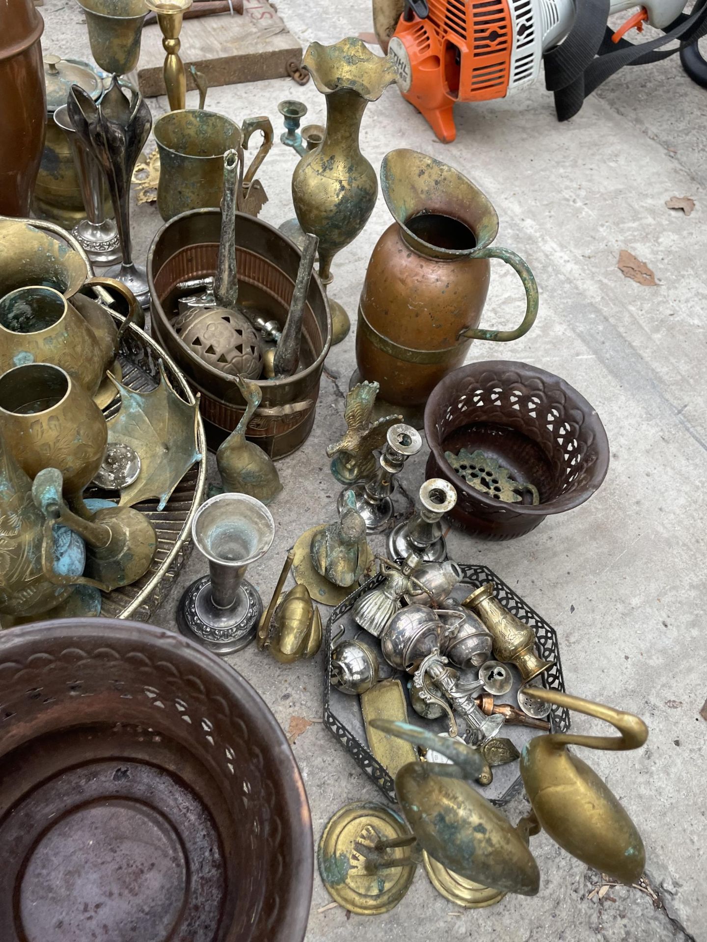 A LARGE ASSORTMENT OF METAL WARE ITEMS TO INCLUDE A COPPER VASE, BRASS GOBLETS AND BRASS FIGURES ETC - Image 5 of 6