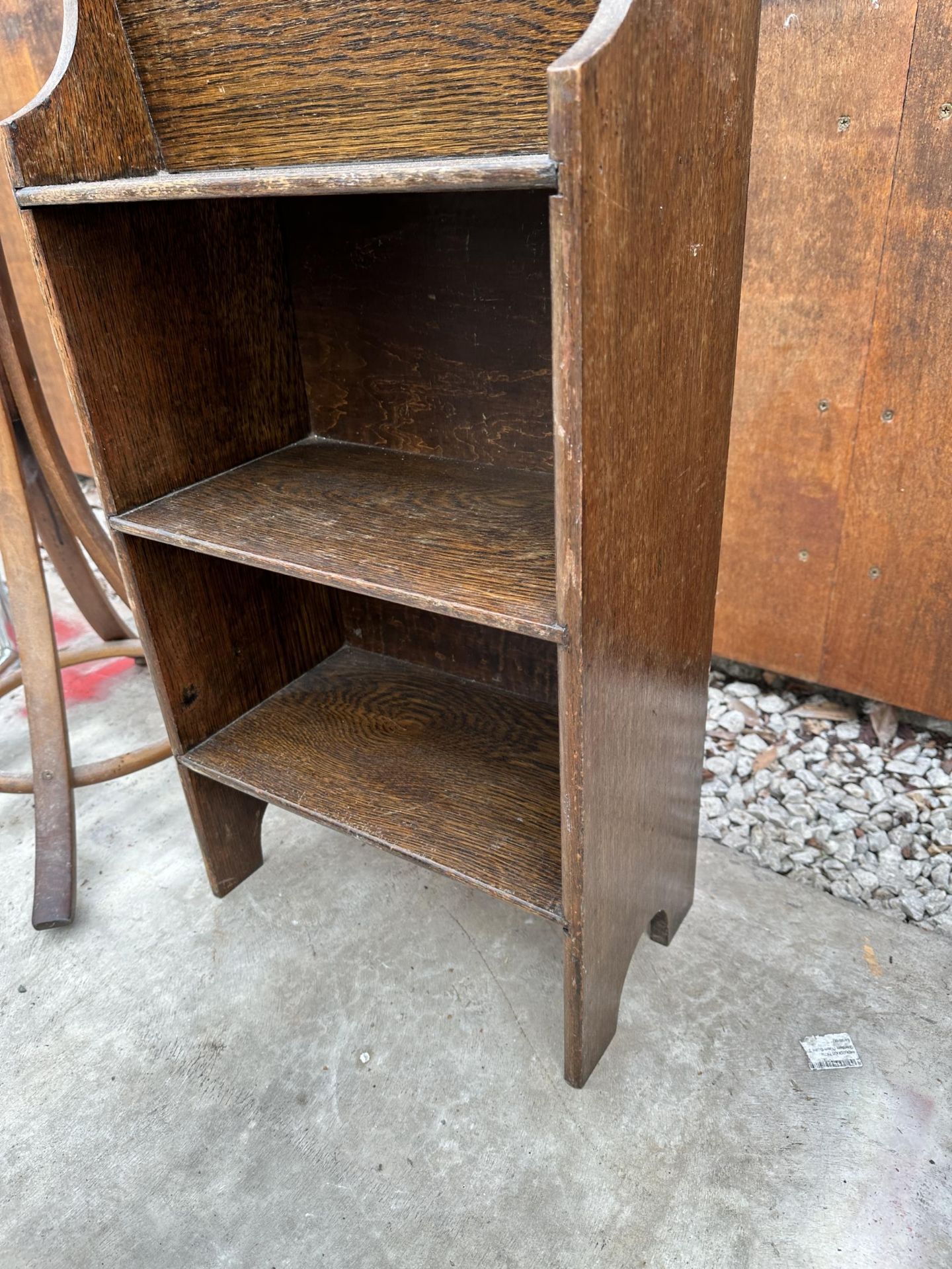 A MED 20TH CENTURY OAK OPEN BOOKCASE/ MAGAZINE STAND - 15" WIDE - Image 3 of 3
