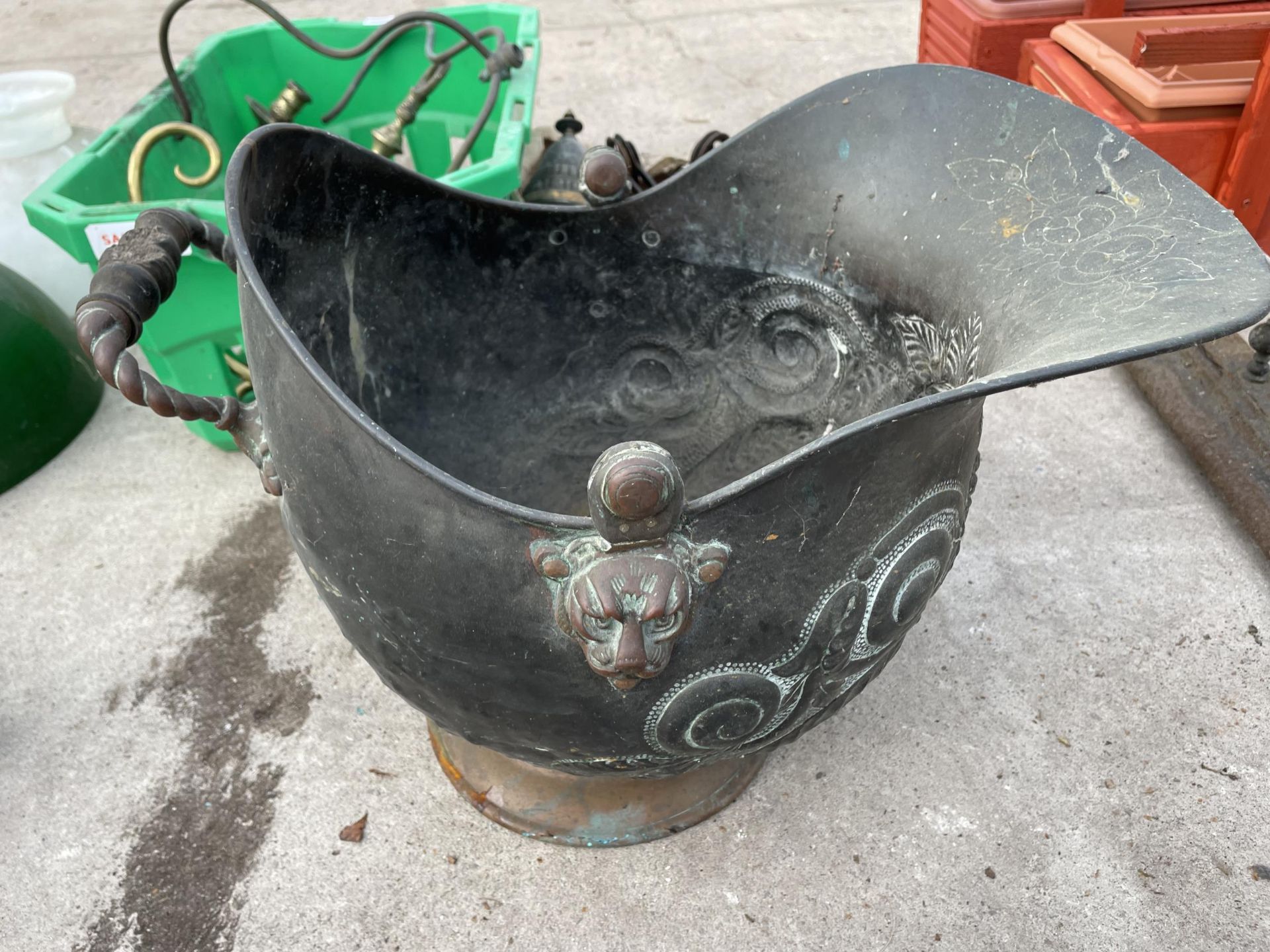 TWO VINTAGE KETTLES TO INCLUDE ONE COPPER AND TWO VINTAGE BRASS AND COPPER COAL BUCKETS - Image 4 of 4