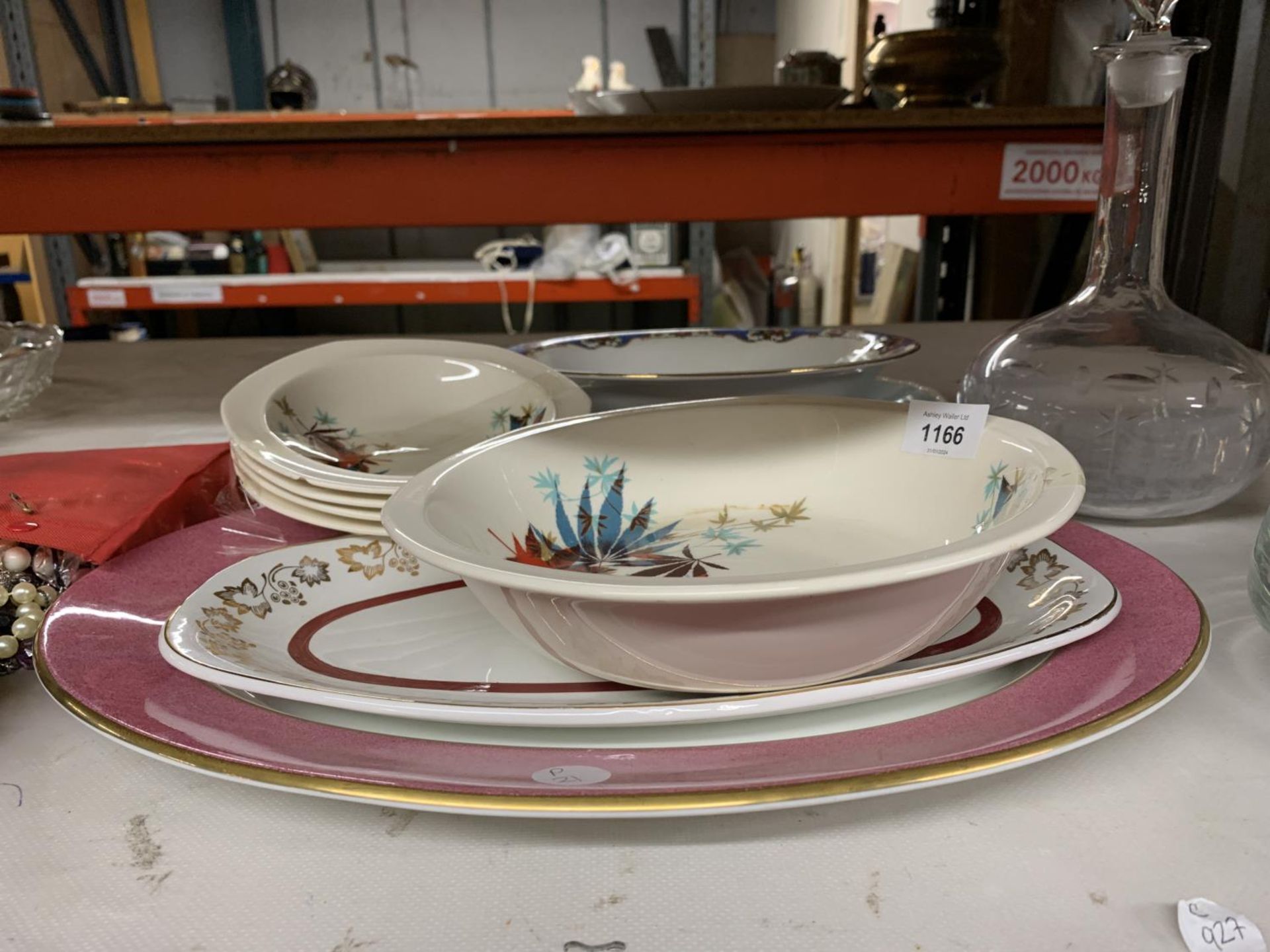 A QUANTITY OF VINTAGE SERVING BOWLS AND SERVING PLATES