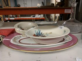 A QUANTITY OF VINTAGE SERVING BOWLS AND SERVING PLATES