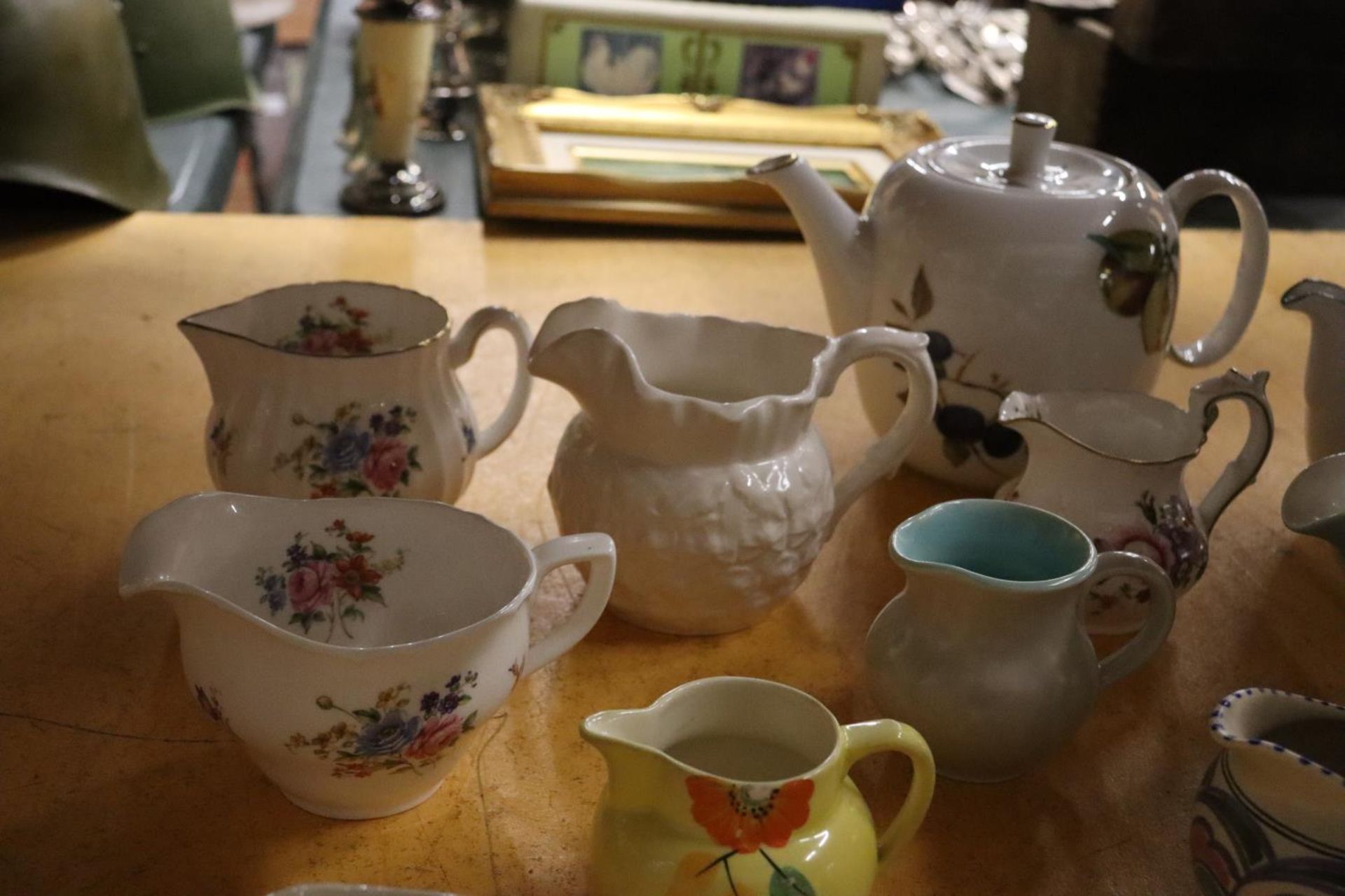 A LARGE COLLECTION OF CHINA AND CERAMIC JUGS TO INCLUDE ROYAL WORCESTER, SUSIE COOPER, AYNSLEY, - Image 6 of 6