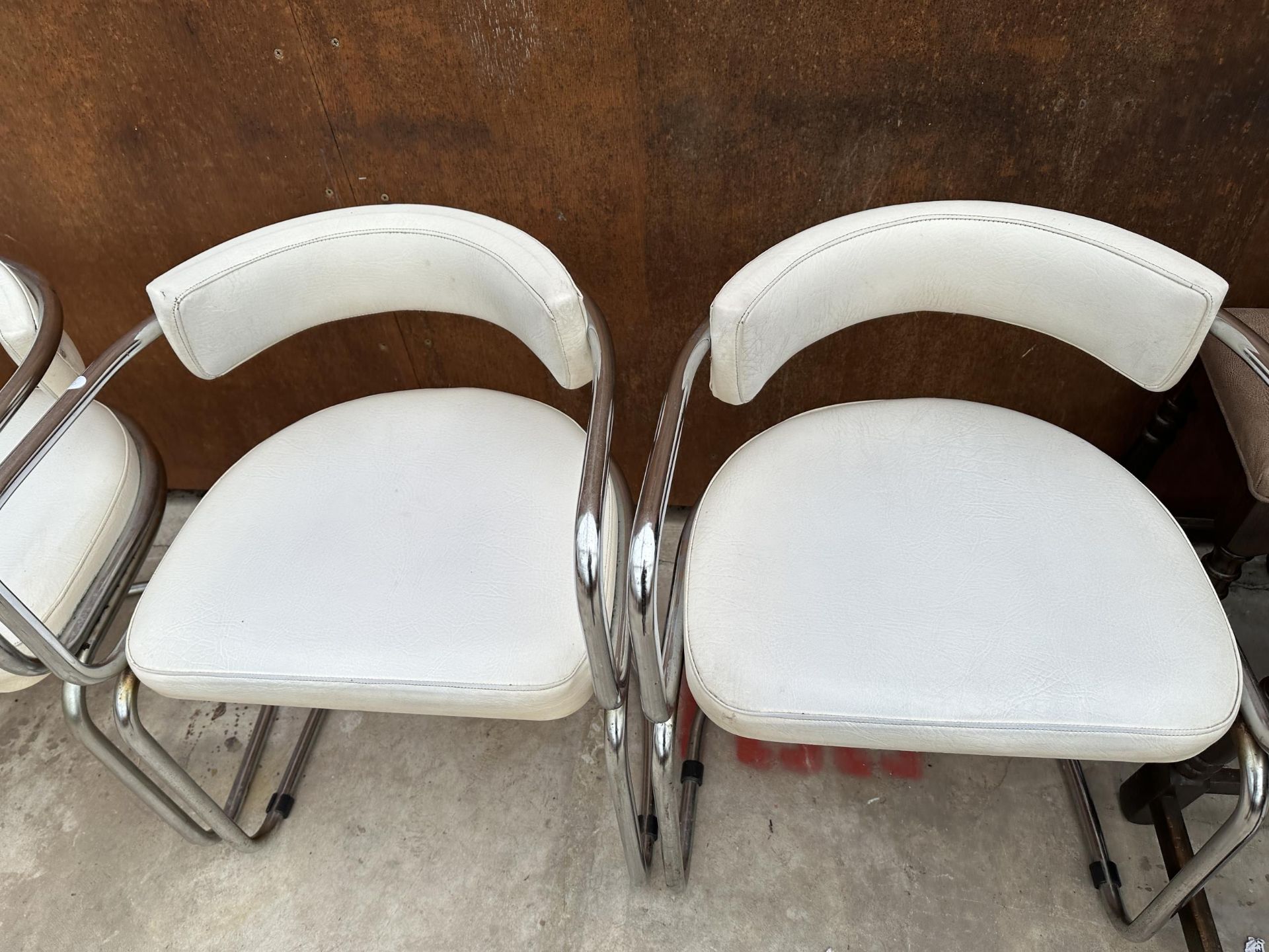 A SET OF FOUR TUBULAR CHROME ELBOW CHAIRS WITH WHITE LEATHER SEATS AND BACKS - Image 2 of 6
