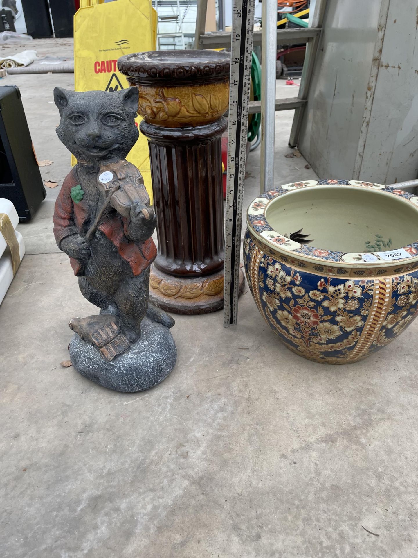 THREE ITEMS TO INCLUDE A CERAMIC JARDINAIRE STAND, A PLANTER AND A CAT FIGURE ETC - Image 2 of 3