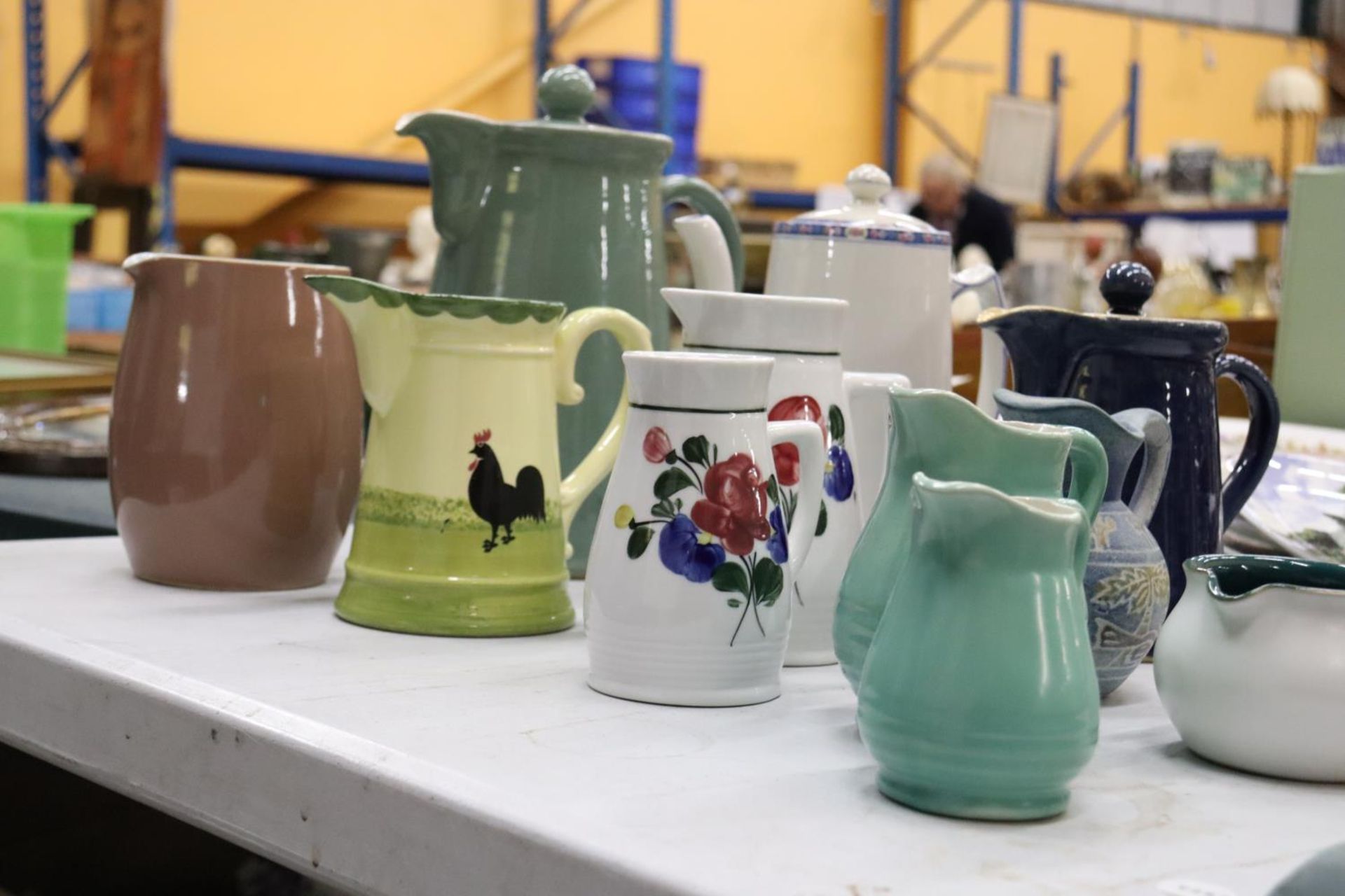 A COLLECTION OF JUGS AND COFFEE POTS TO INCLUDE DENBY, ETC - Image 3 of 5