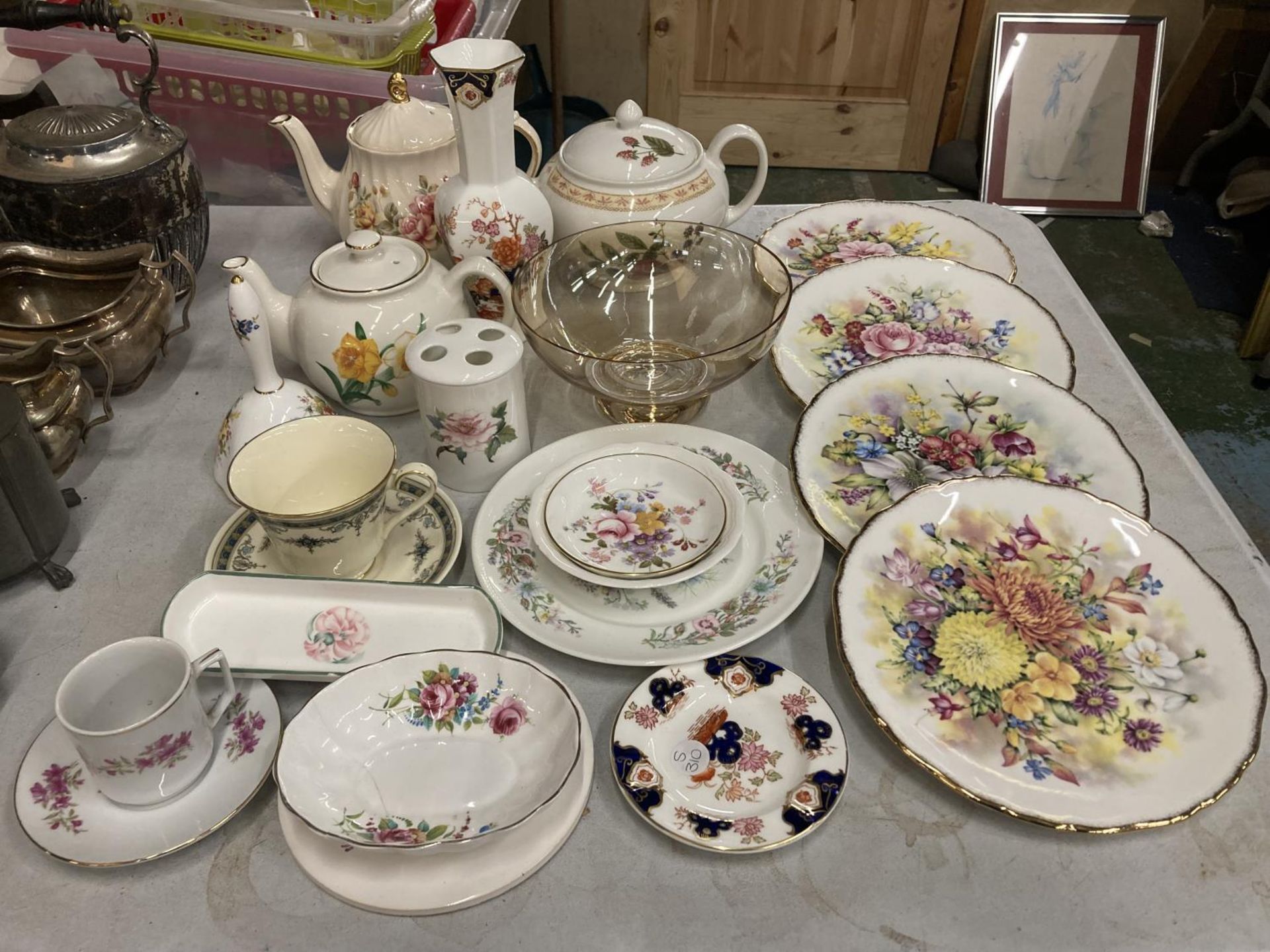 A QUANTITY OF CERAMICS TO INCLUDE COLLECTORS PLATES, TEAPOTS ETC