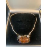 A MARKED SILVER AND AMBER BECKLACE IN A PRESENTATION BOX