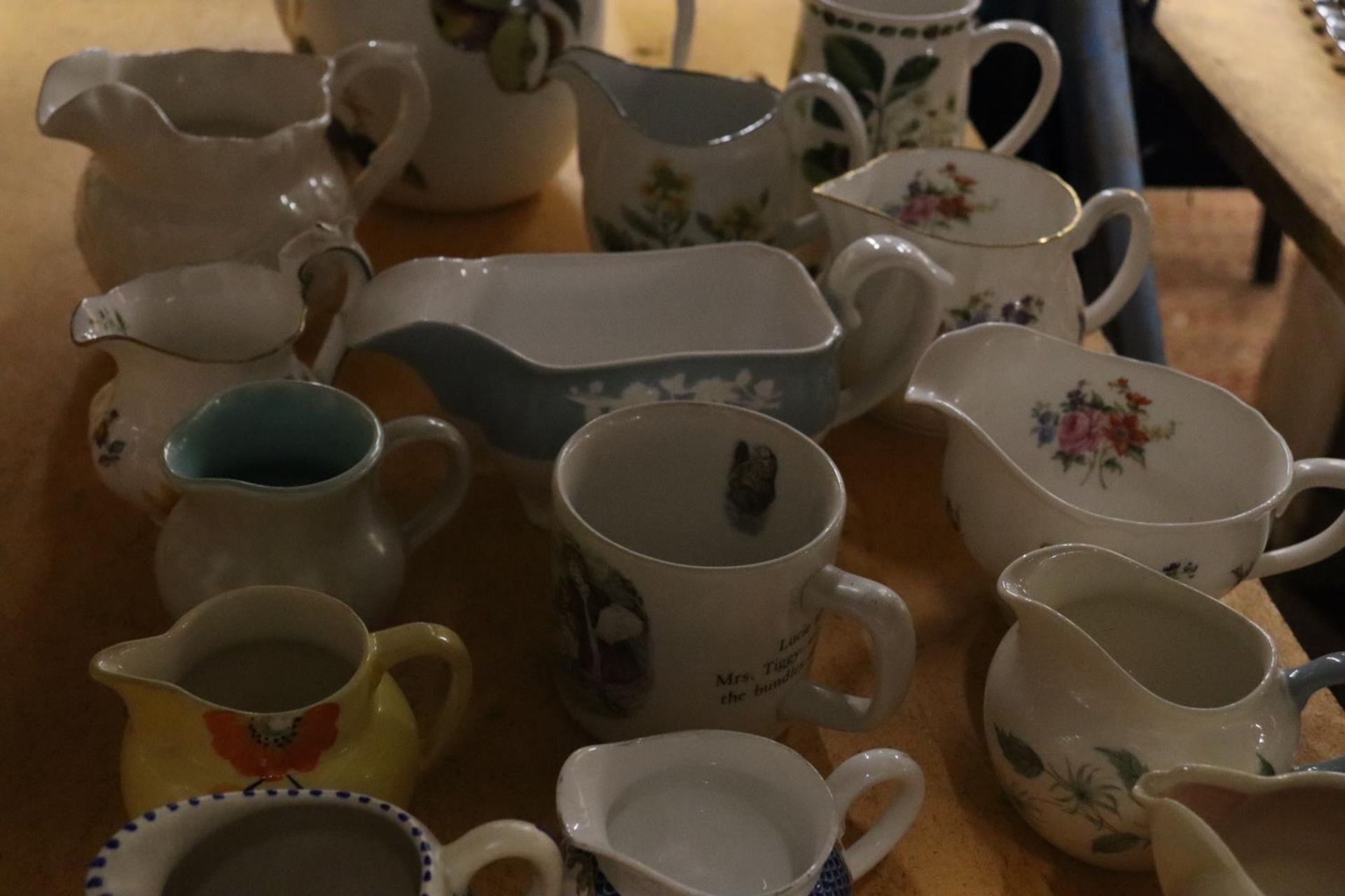 A LARGE COLLECTION OF CHINA AND CERAMIC JUGS TO INCLUDE ROYAL WORCESTER, SUSIE COOPER, AYNSLEY, - Image 4 of 6