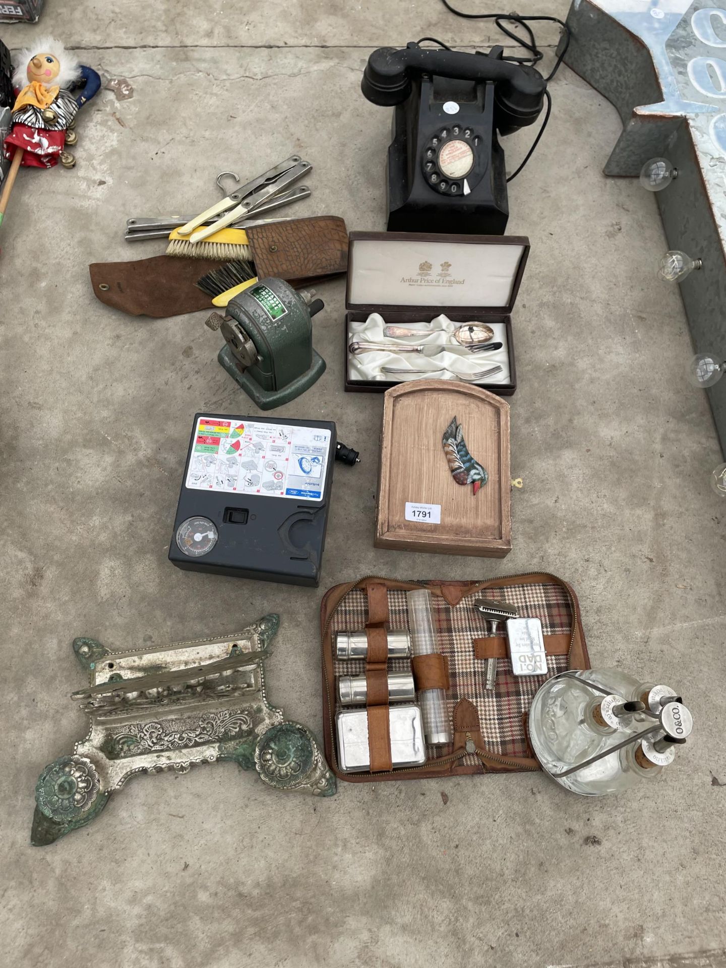 AN ASSORTMENT OF VINTAGE ITEMS TO INCLUDE A ROTARY DIAL TELEPHONE, AN INK WELL AND A GROOMING SET