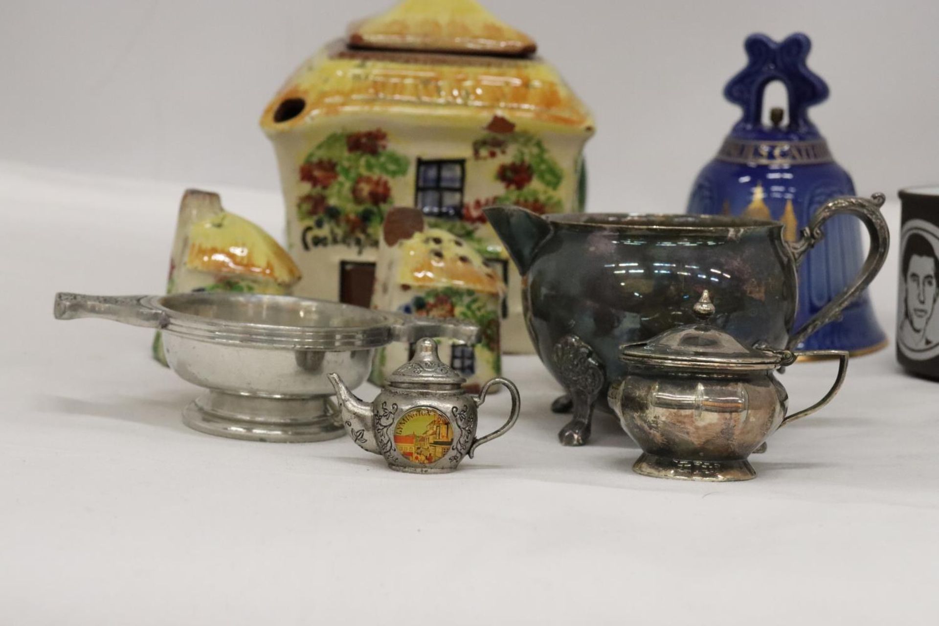 A MIXED LOT TO INCLUDE A B & G, COPENHAGEN BELL, A COTTAGE WARE TEAPOT AND CRUET SET, SILVER - Bild 3 aus 5