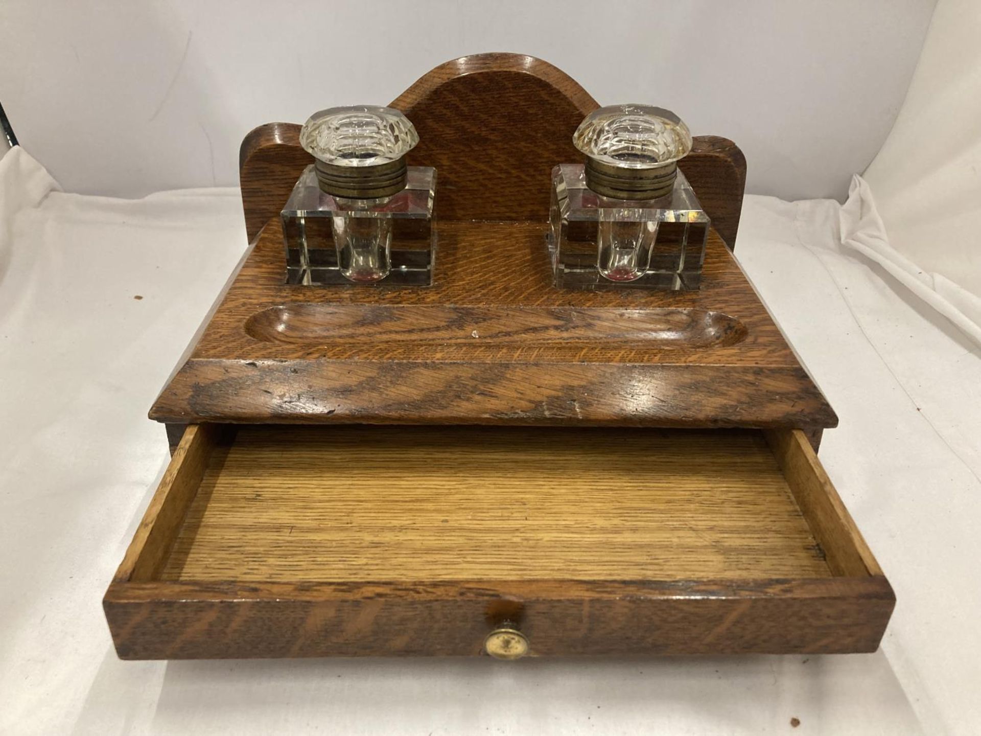 A DESK SET WITH LOWER DRAWER AND TWO ORIGINAL GLASS BOTTLES - Bild 2 aus 5