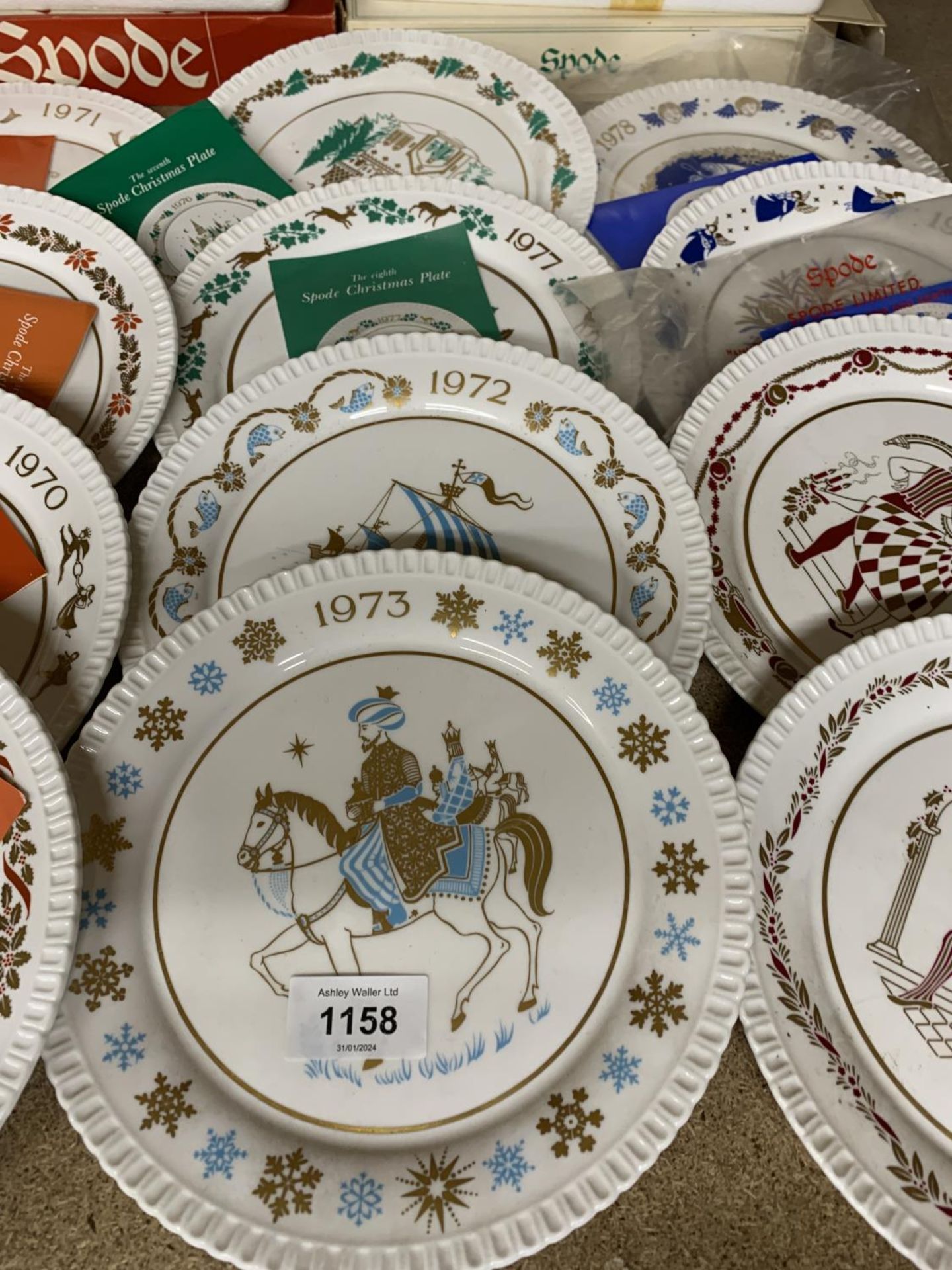 A COLLECTION OF SPODE CHRISTMAS PLATES FROM 1970 TO 1981, MOST BOXED WITH CERTIFICATES - Bild 3 aus 5