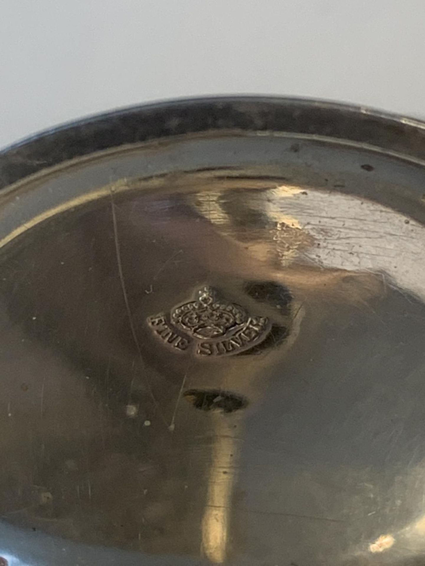 A MARKED FINE SILVER POCKET WATCH WITH DECORATIVE FACE AND A CHAIN - Image 4 of 6